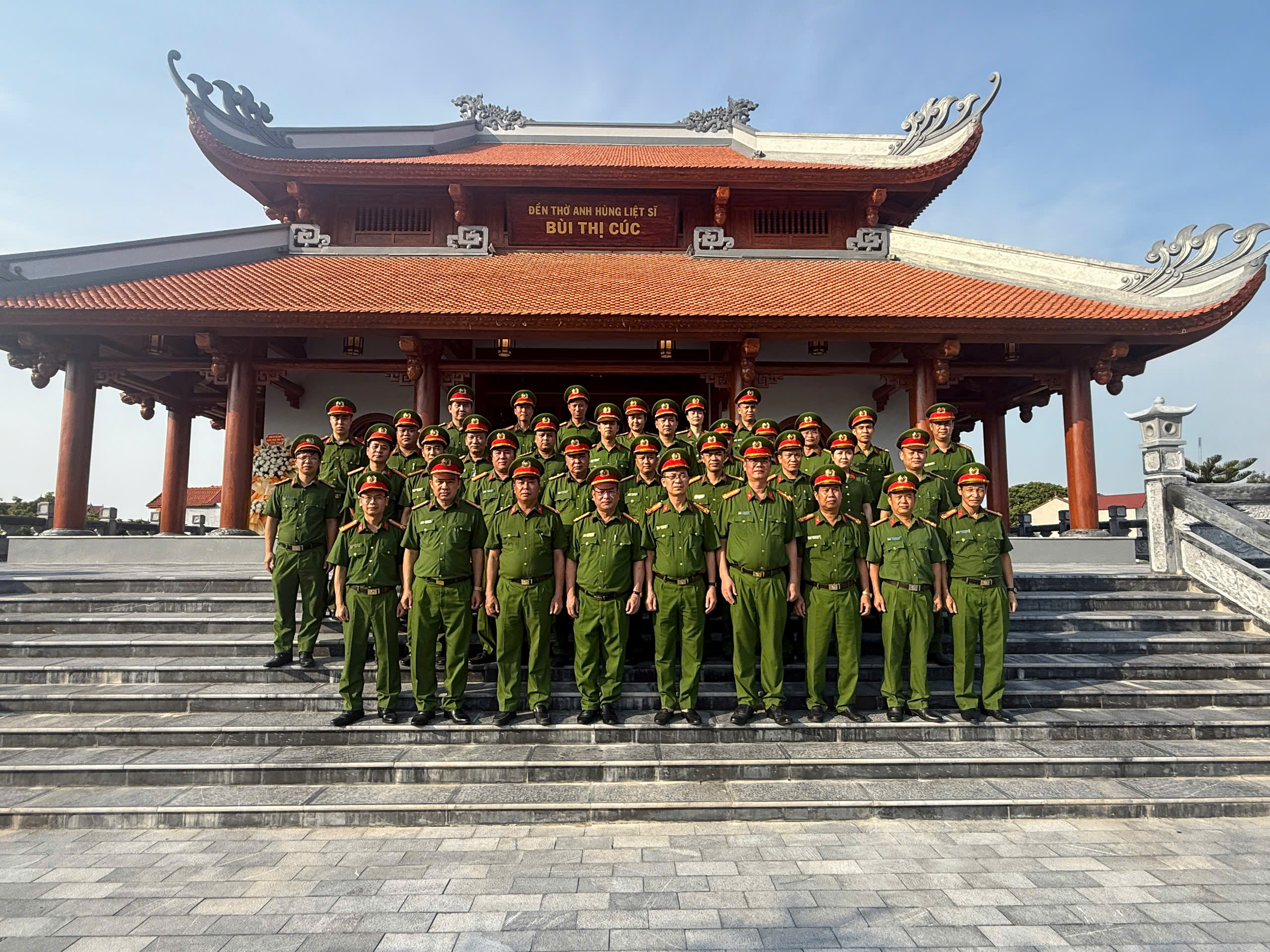 Phòng Cảnh sát Thi hành án hình sự và hỗ trợ tư pháp dâng hoa, dâng hương tưởng niệm Anh hùng liệt sĩ CAND Bùi Thị Cúc