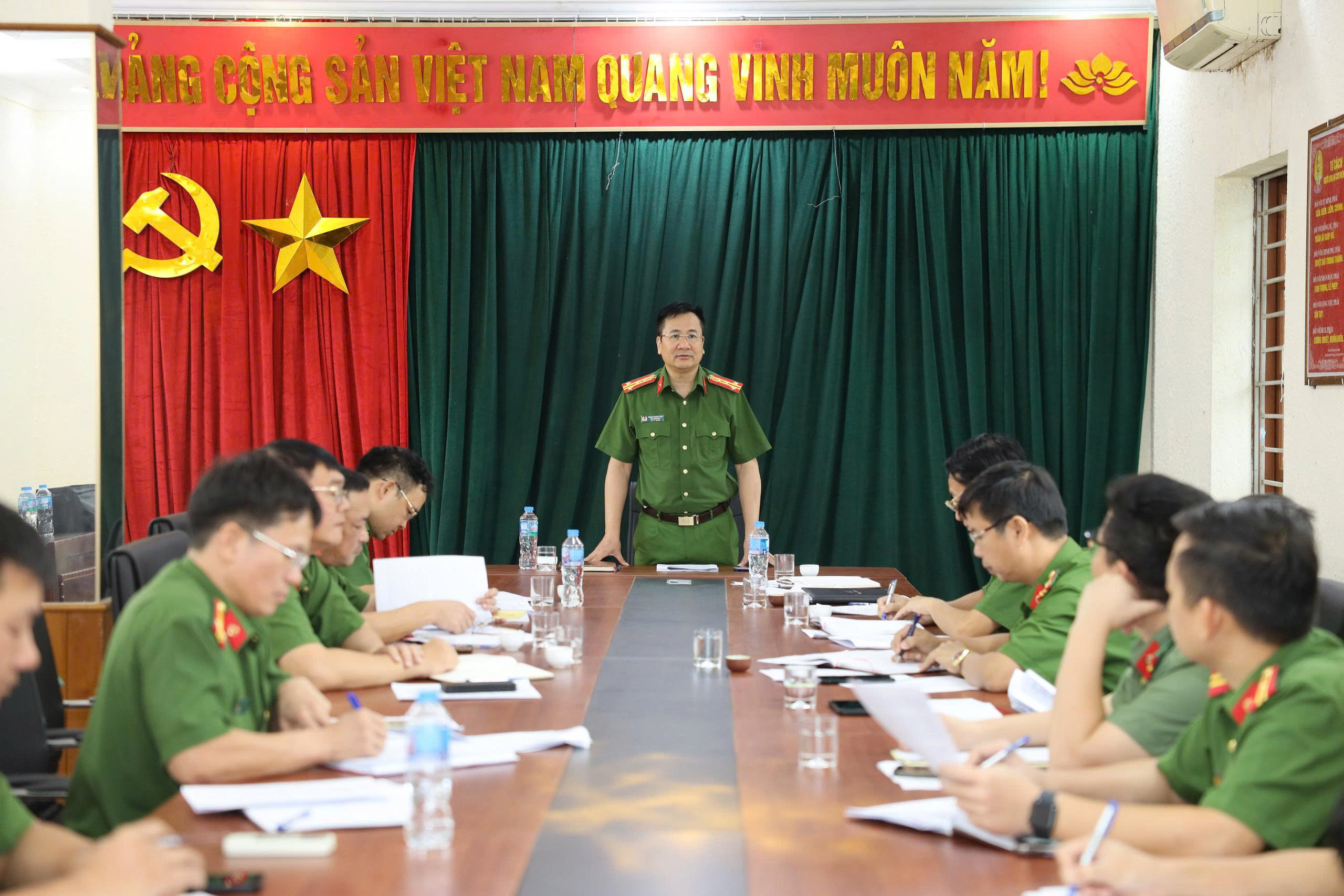 Đồng chí Đại tá Phạm Thanh Tiến, Phó Giám đốc Công an tỉnh làm việc với Phòng Cảnh sát thi hành án hình sự và hỗ trợ tư pháp