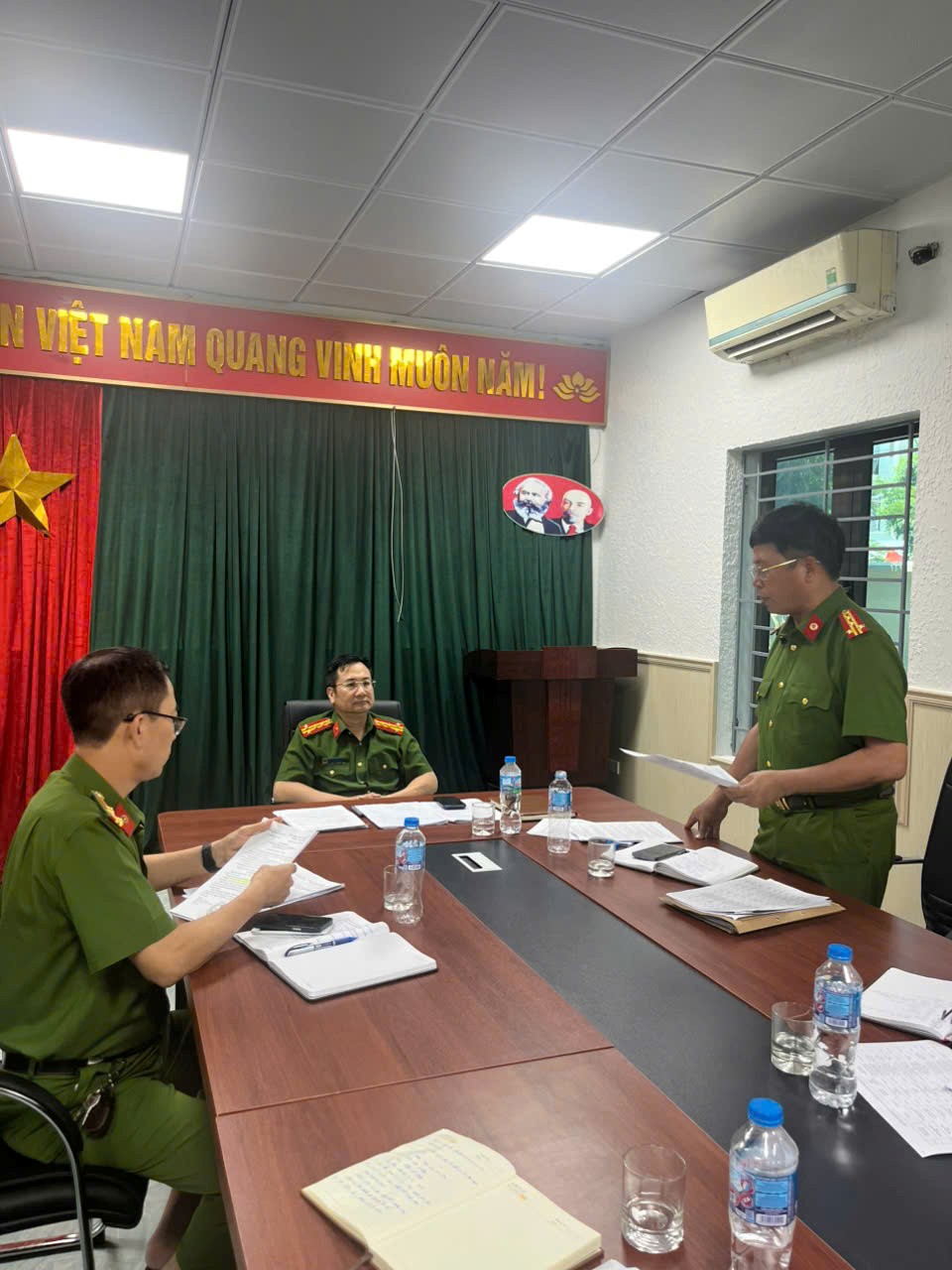 Đồng chí Đại tá Phạm Thanh Tiến, Phó Giám đốc Công an tỉnh làm việc với Phòng Cảnh sát thi hành án hình sự và hỗ trợ tư pháp
