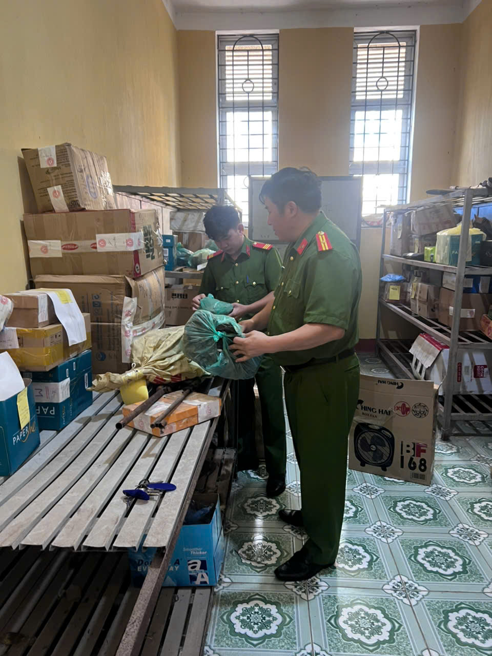 Phòng Cảnh sát Thi hành án hình sự và hỗ trợ tư pháp: Tập trung quản lý kho vật chứng phục vụ tốt công tác điều tra, truy tố, xét xử và phối hợp Cơ quan Thi hành án dân sự tiêu hủy vật chứng theo đúng quy định