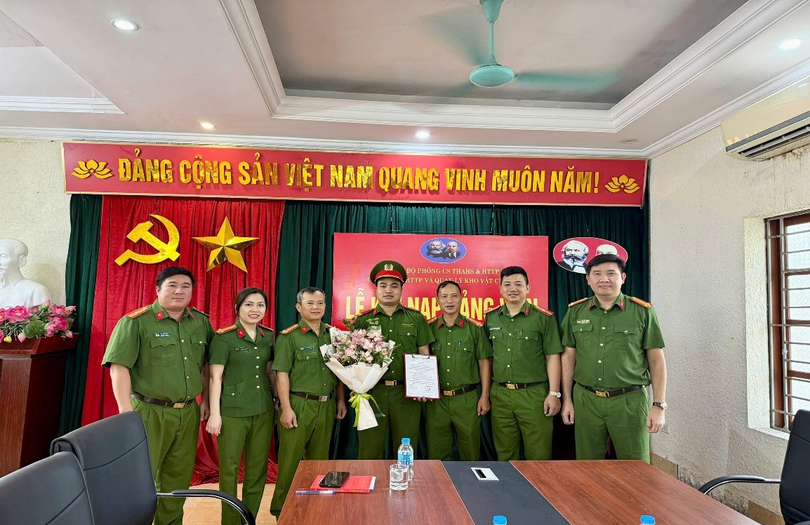 Phòng Cảnh sát thi hành án hình sự và hỗ trợ tư pháp tổ chức lễ kết nạp đảng viên mới