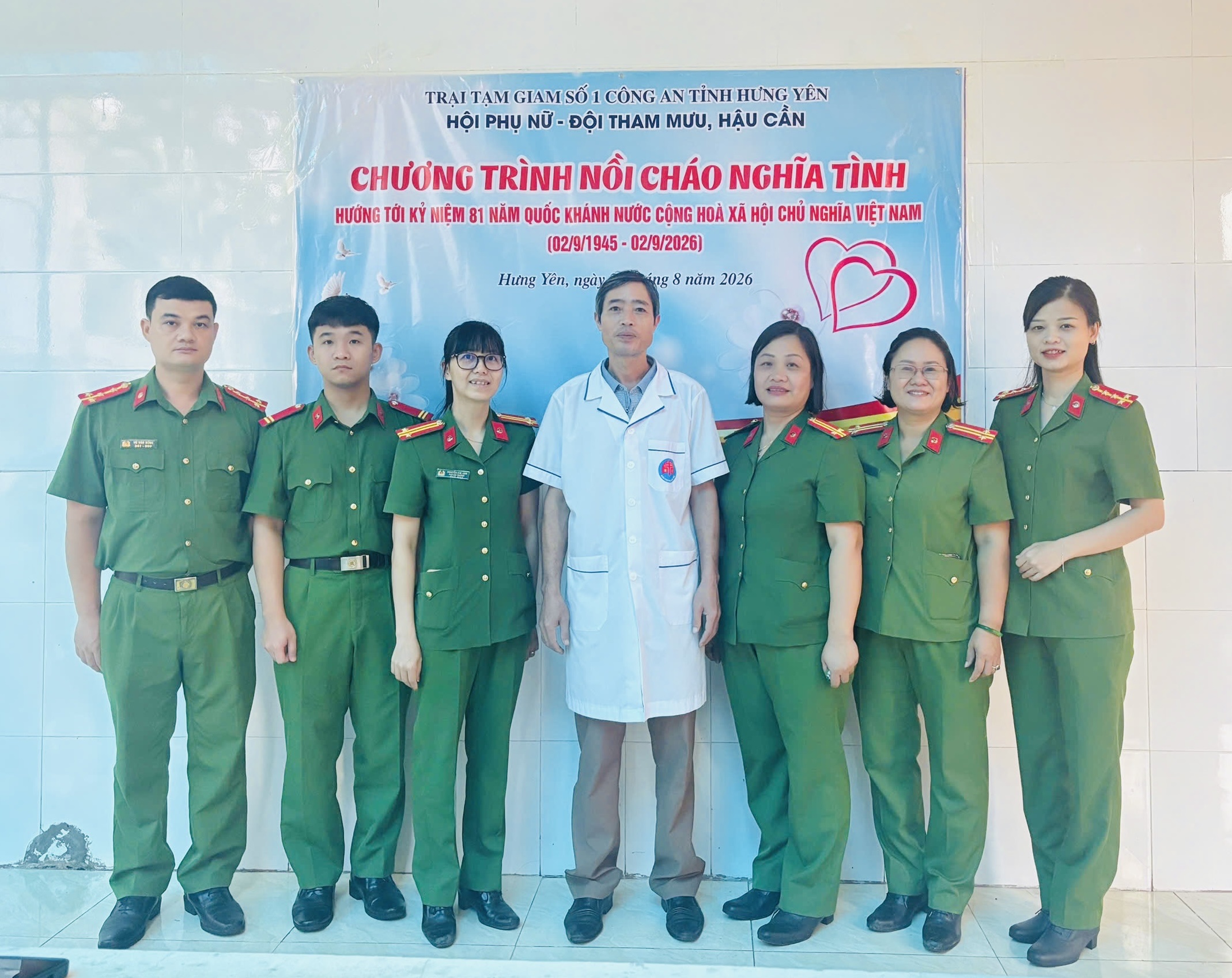 Hội Phụ nữ phối hợp với đội Tham mưu – Hậu cần Trại tạm giam số 1 tổ chức chương trình “Nồi cháo nghĩa tình” tại bệnh viện Phổi Hưng Yên.