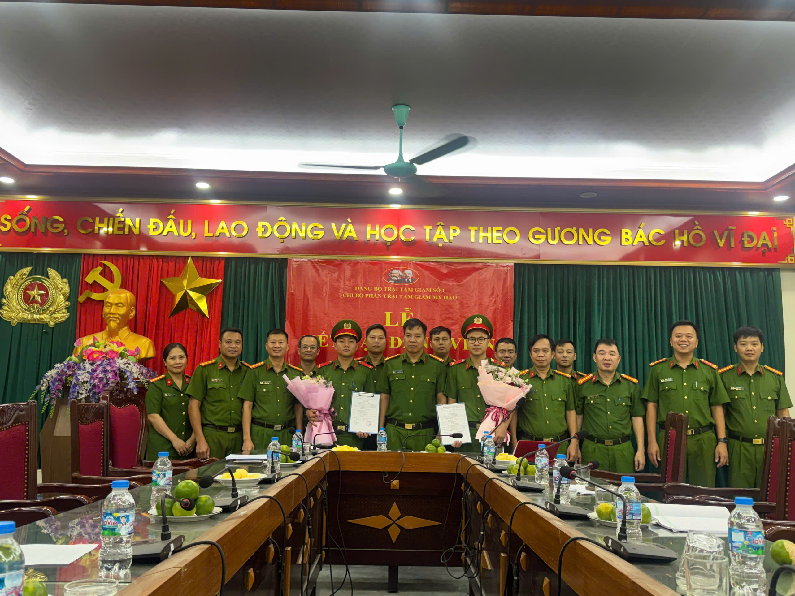 Chi bộ Phân trại tạm giam Mỹ Hào kết nạp 2 đảng viên mới