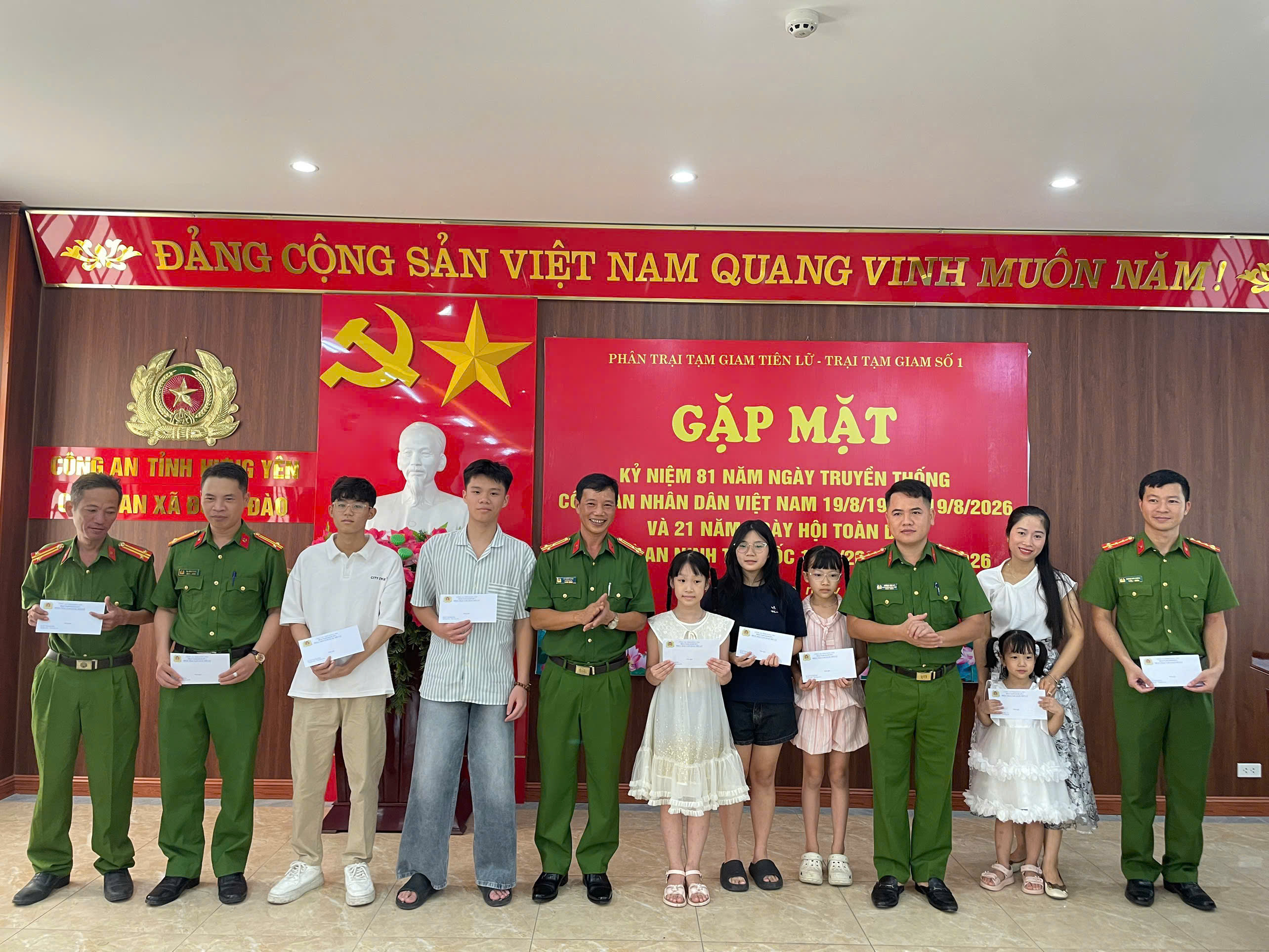 Phân trại tạm giam Tiên Lữ tổ chức gặp mặt, tặng quà nhân kỷ niệm Ngày truyền thống Công an nhân dân Việt Nam