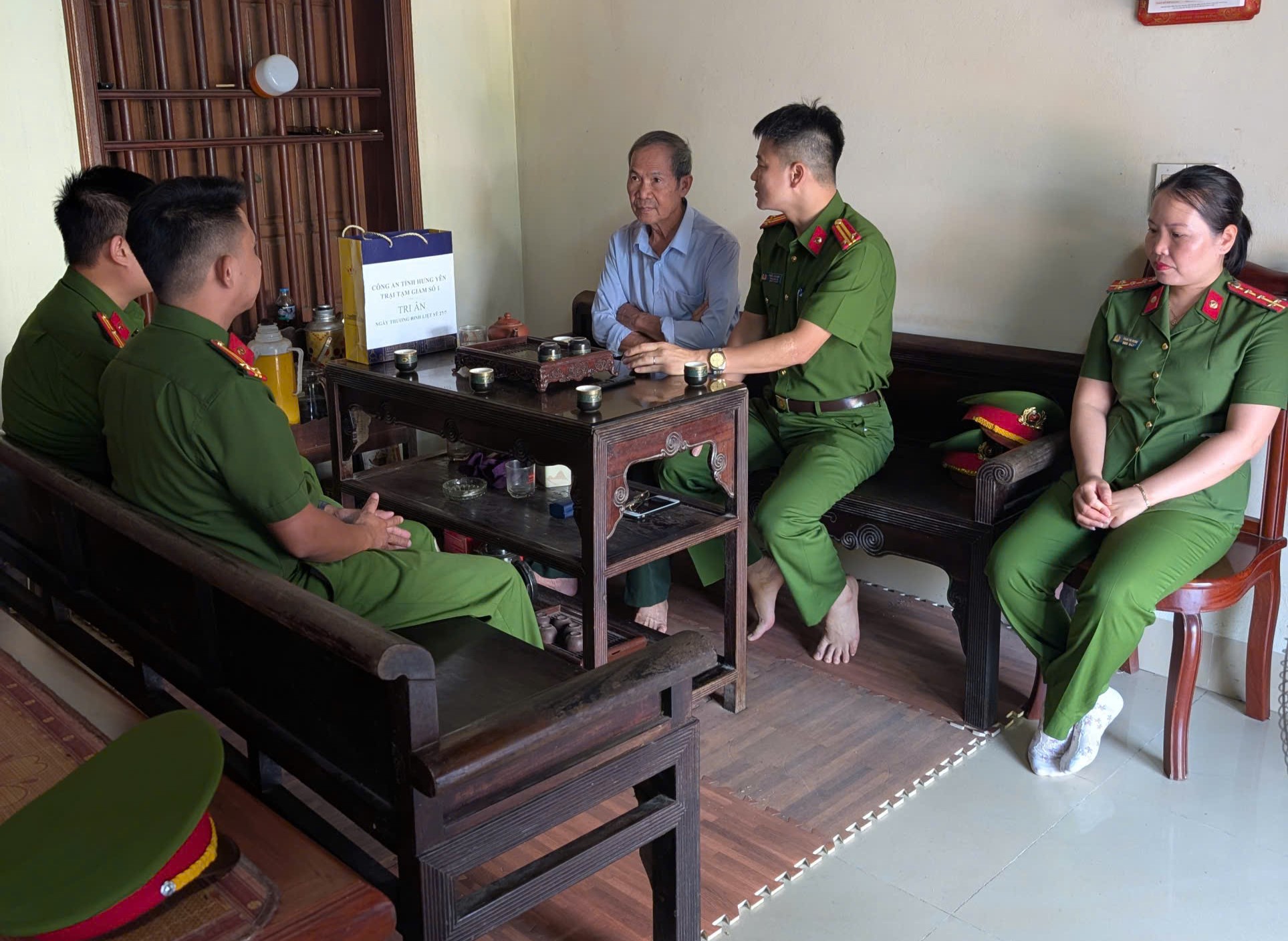 Phân trại tạm giam Khoái Châu thăm hỏi, tặng quà thân nhân cán bộ, chiến sĩ nhân kỷ niệm 79 năm Ngày Thương binh - Liệt sĩ (27/7/1947 - 27/7/2026)