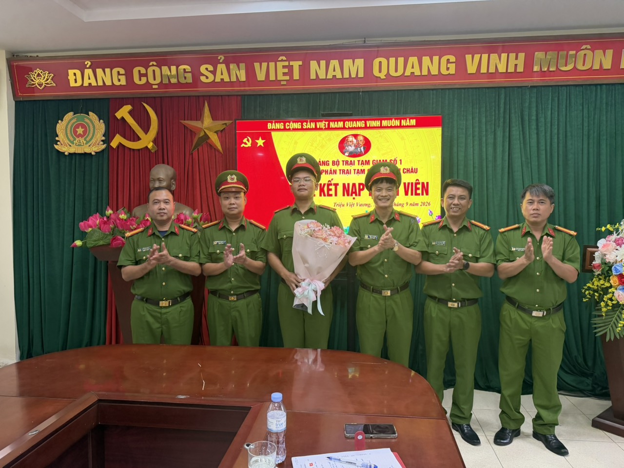 Chi bộ Phân trại tạm giam Khoái Châu tổ chức lễ kết nạp Đảng viên mới