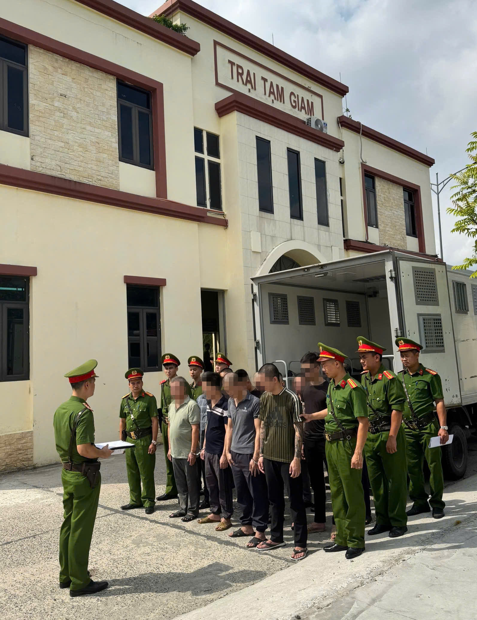 Trại tạm giam số 2 – Công an tỉnh Hưng Yên: Hoàn thành công tác áp giải, bàn giao 12 người có Quyết định thi hành án phạt tù đến nơi chấp hành án đảm bảo tuyệt đối an toàn