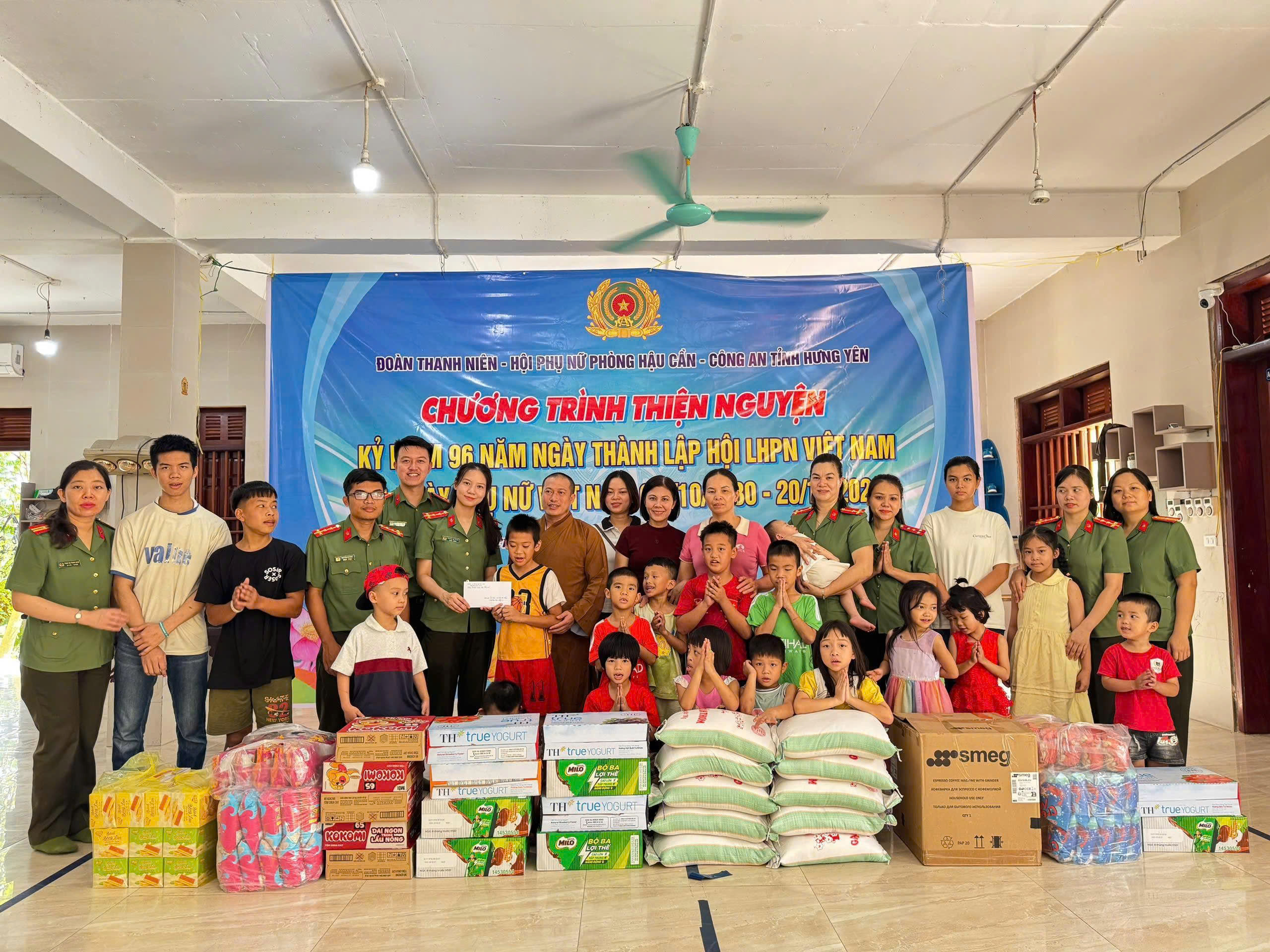 Hội Phụ nữ Phòng Hậu cần tổ chức gặp mặt và trao tặng quà cho trẻ em mồ côi nhân kỷ niệm ngày 20/10