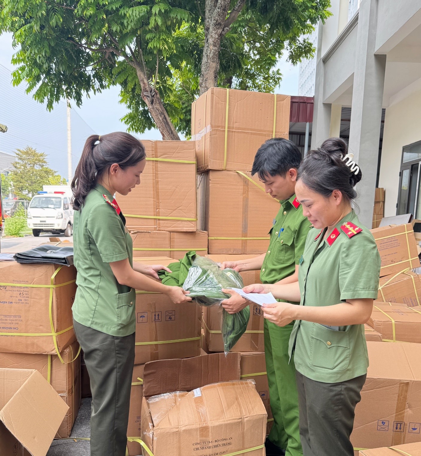 Phòng Hậu cần Công an tỉnh triển khai thực hiện tốt công tác cấp phát quân trang cho Cán bộ chiến sĩ
