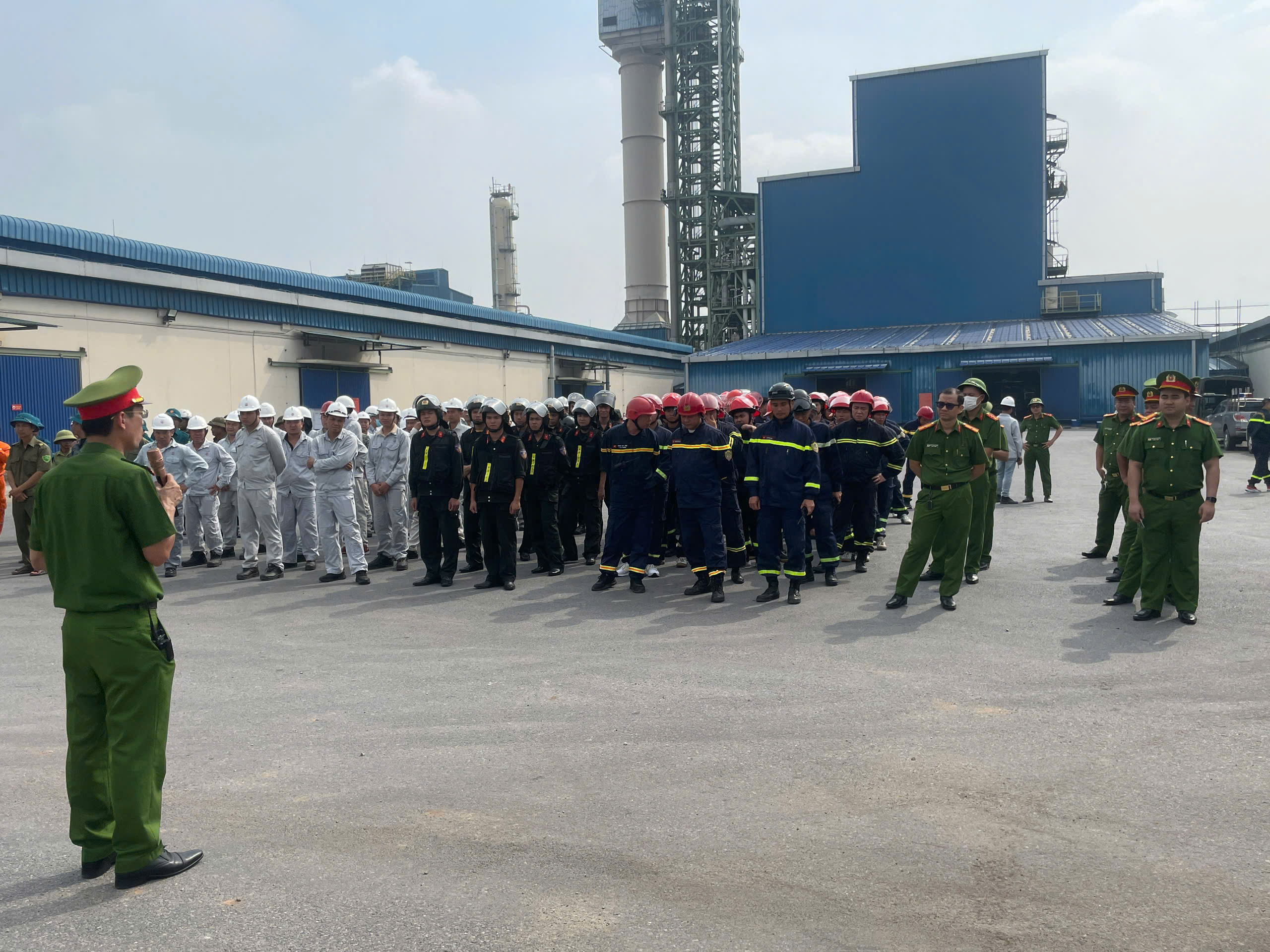 Lực lượng Cảnh sát cơ động tích cực phối hợp tham gia diễn tập phương án chữa cháy, cứu nạn, cứu hộ huy động nhiều lực lượng, phương tiện tham gia, quy mô cấp tỉnh năm 2026
