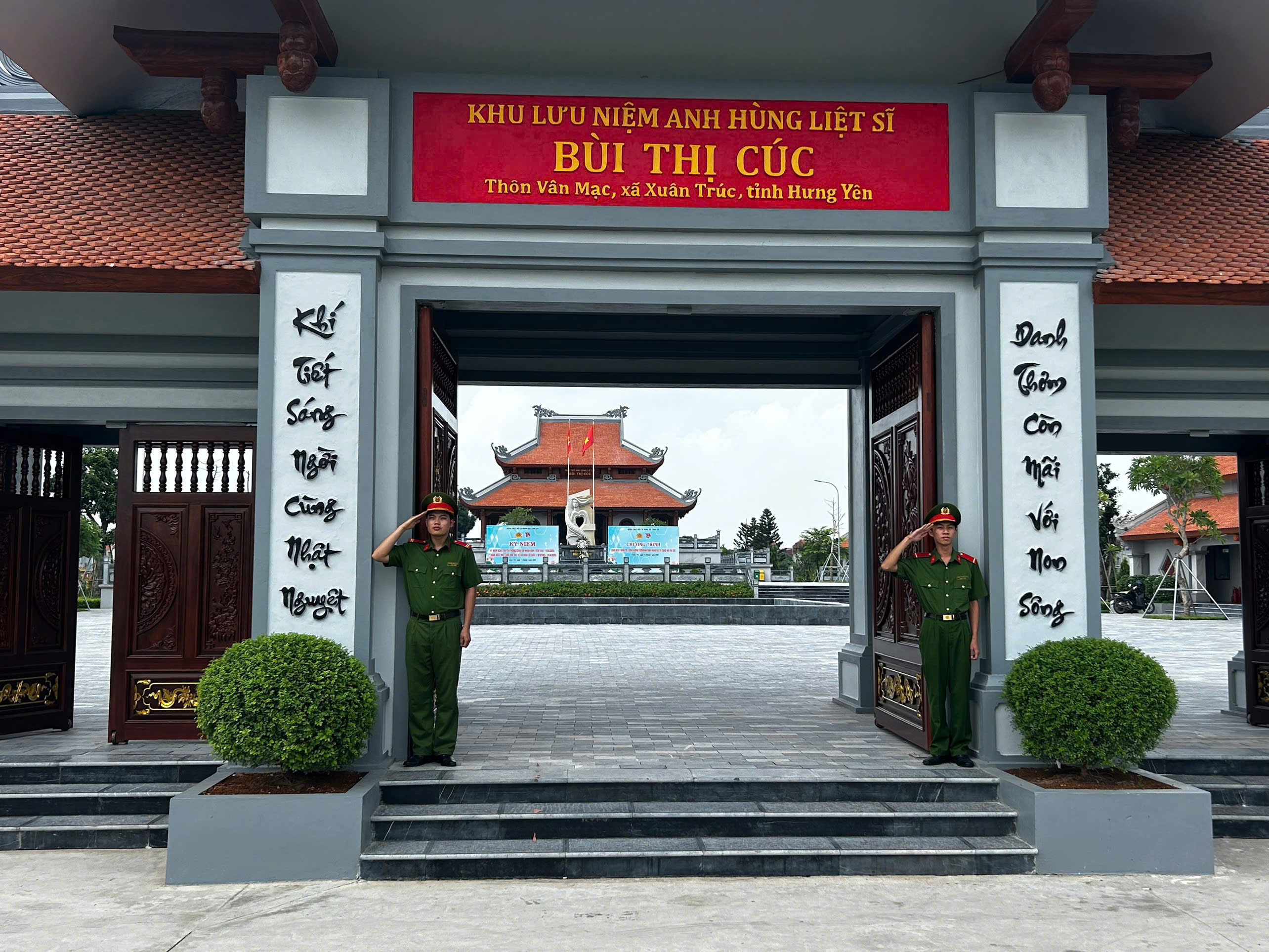 Lực lượng Cảnh sát cơ động canh gác bảo vệ, bảo đảm an ninh, an toàn tại Khu lưu niệm Anh hùng liệt sỹ Công an nhân dân Bùi Thị Cúc.