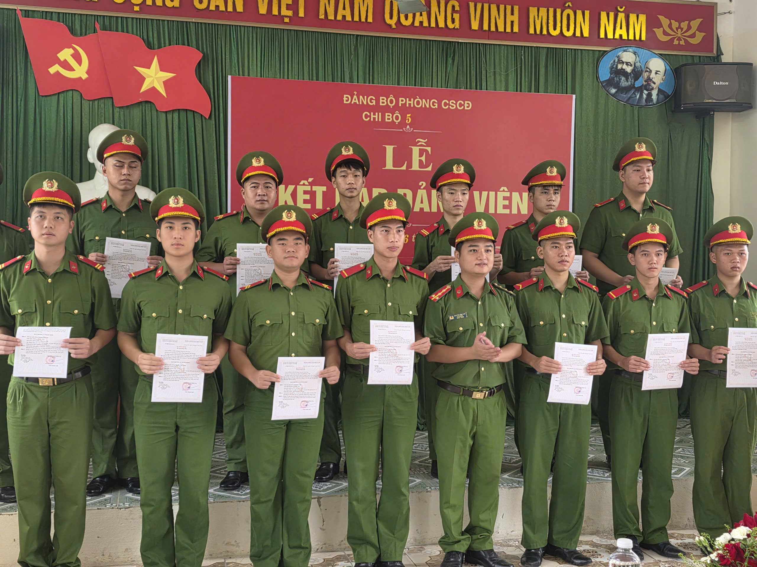 Đảng uỷ phòng Cảnh sát Cơ động tổ chức Lễ kết nạp đối với 19 quần chúng ưu tú vào Đảng Cộng sản Việt Nam.
