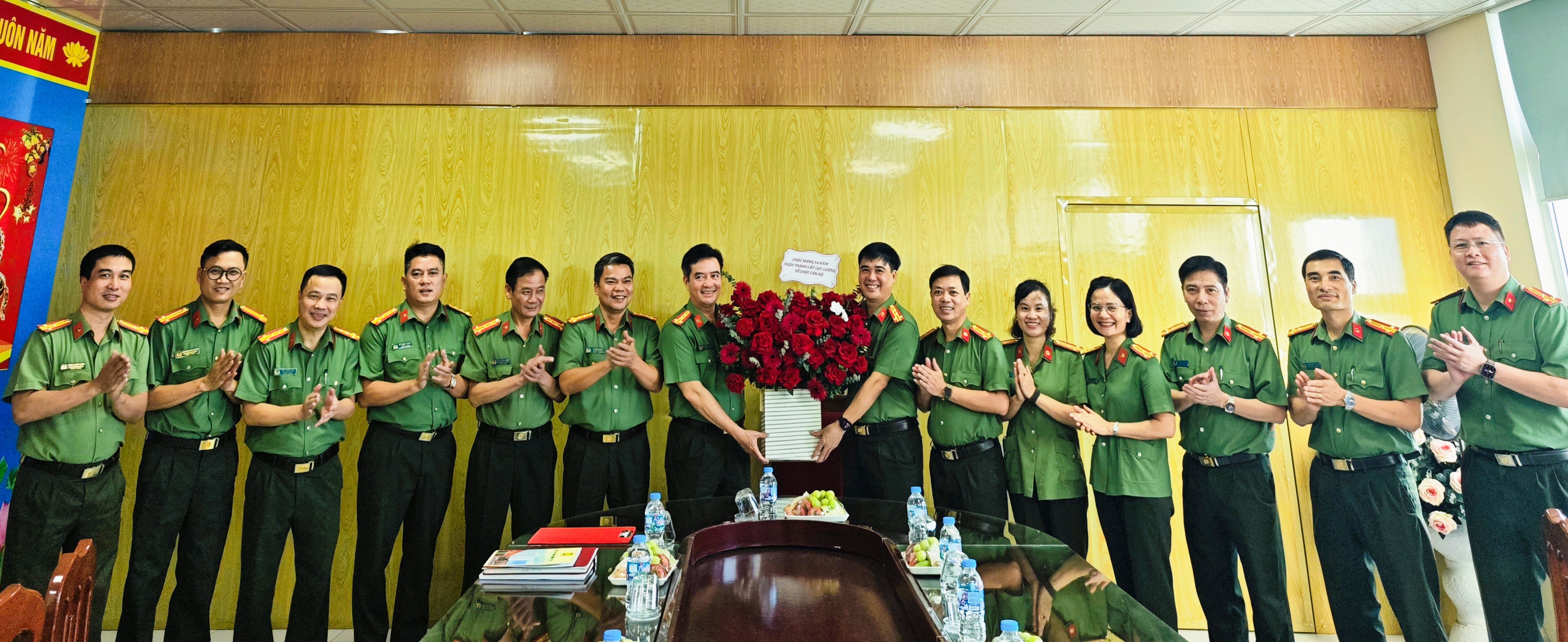 Đại tá Nguyễn Thành Sơn - Phó Bí thư Đảng ủy, Phó Giám đốc Công an tỉnh chúc mừng kỷ niệm 69 năm Ngày truyền thống lực lượng Tổ chức cán bộ Công an nhân dân
