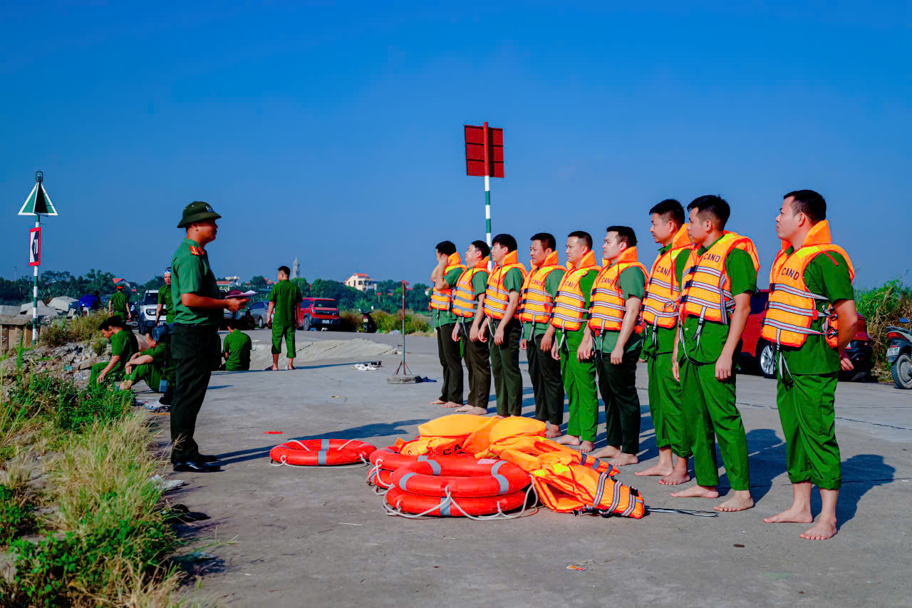 Công an tỉnh Hưng Yên nâng cao kỹ năng bơi, cứu nạn, cứu hộ cho cán bộ, chiến sĩ