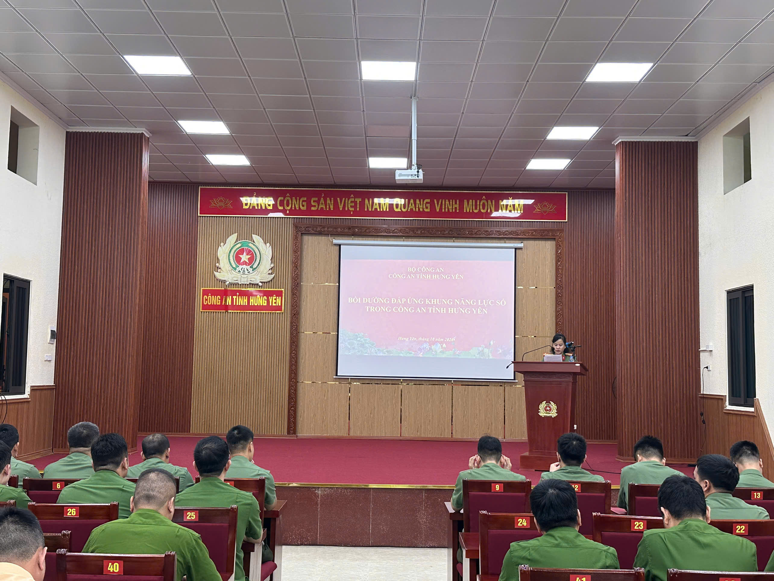 Công an tỉnh Hưng Yên tổ chức lớp bồi dưỡng khung năng lực số cơ bản cho cán bộ, chiến sĩ