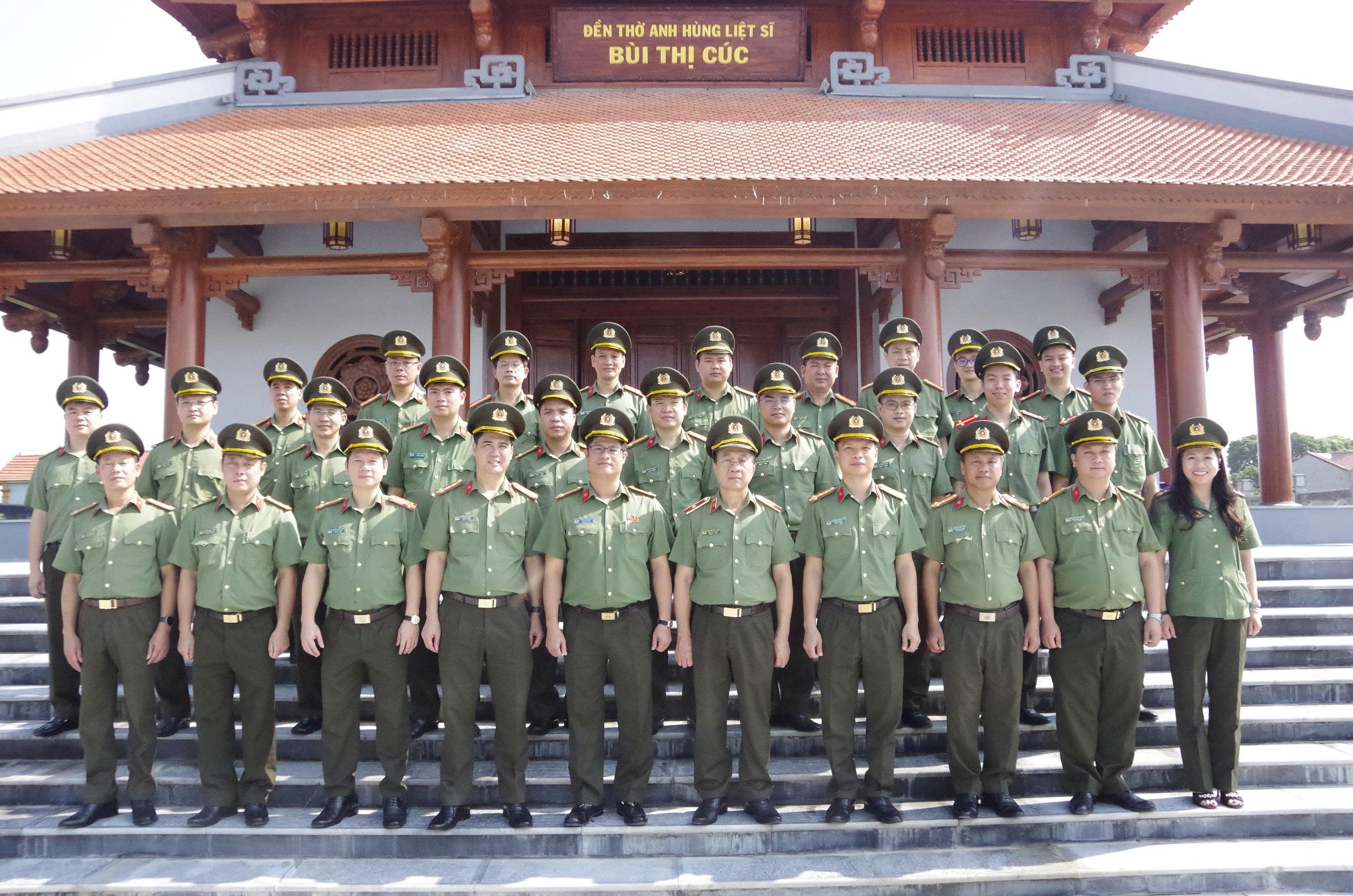 Cục Tổ chức cán bộ dâng hương tưởng niệm Anh hùng liệt sĩ Bùi Thị Cúc và tặng quà cho các gia đình chính sách