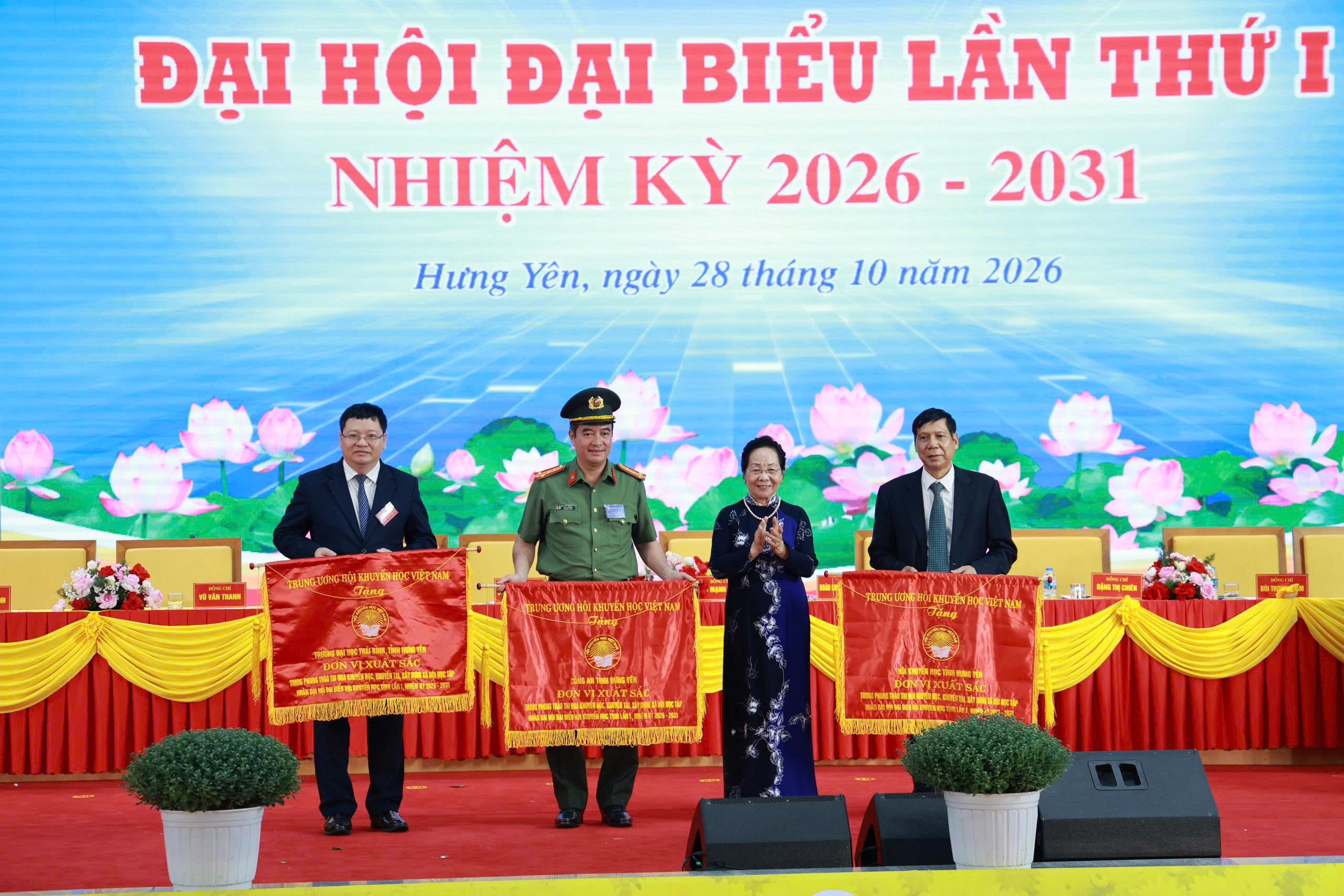 Công an tỉnh Hưng Yên đón nhận Cờ thi đua xuất sắc trong phong trào khuyến học, khuyến tài