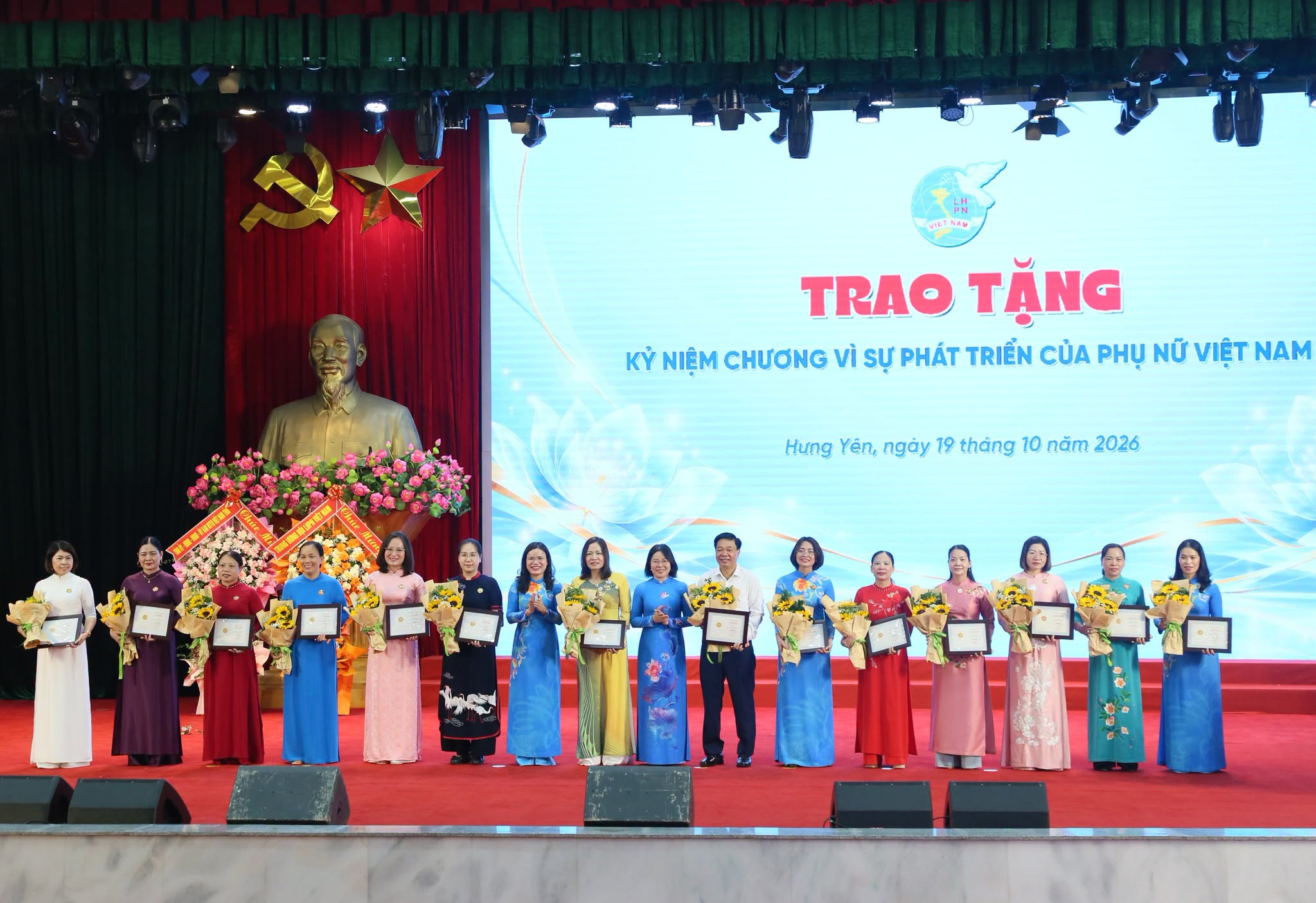 Phụ nữ công an Hưng Yên tham dự Hội nghị đối thoại giữa Chủ tịch UBND tỉnh với phụ nữ Hưng Yên