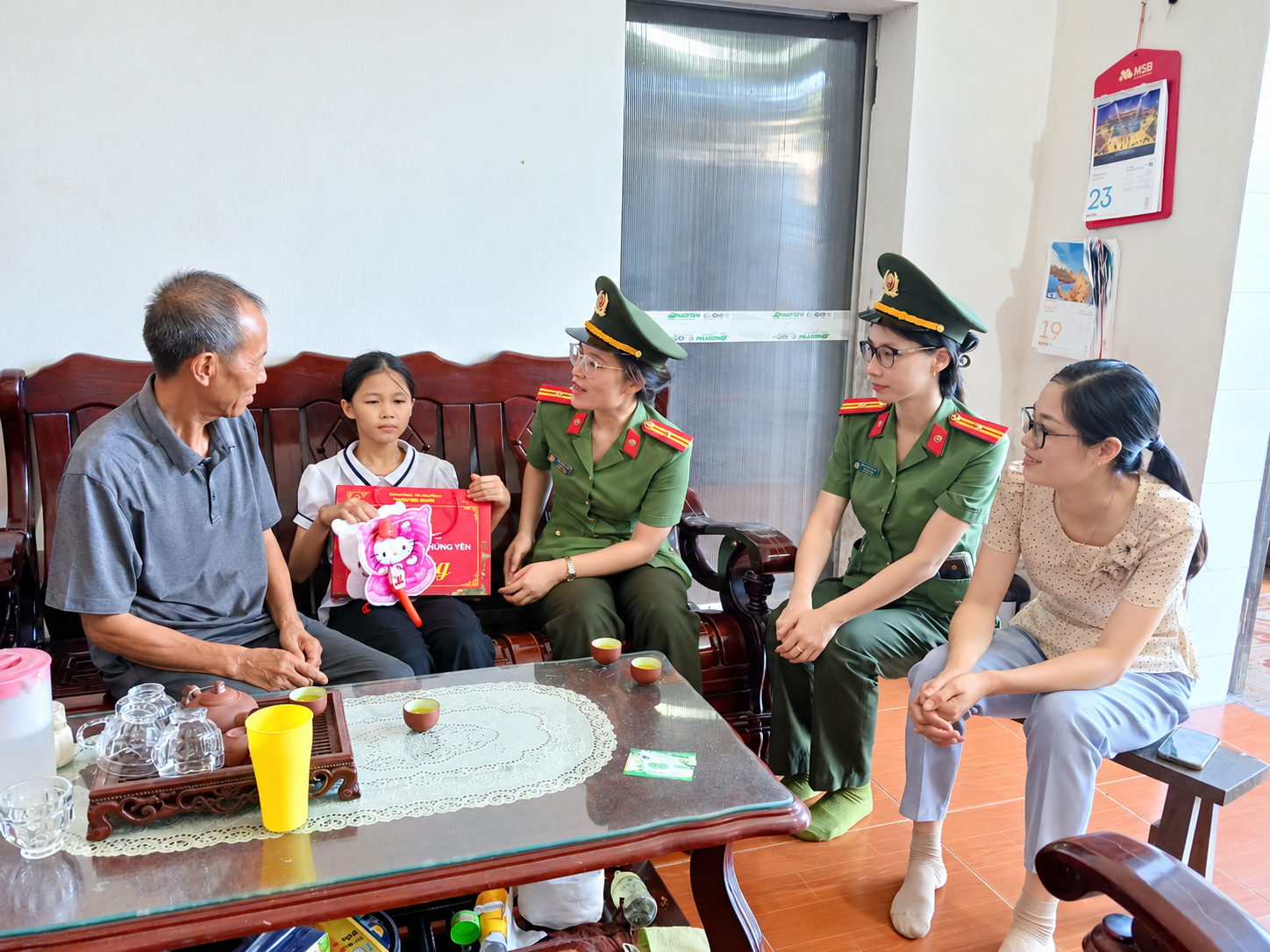 Hội Phụ nữ Công an tỉnh trao quà Trung thu cho các con trong chương trình “Mẹ đỡ đầu”