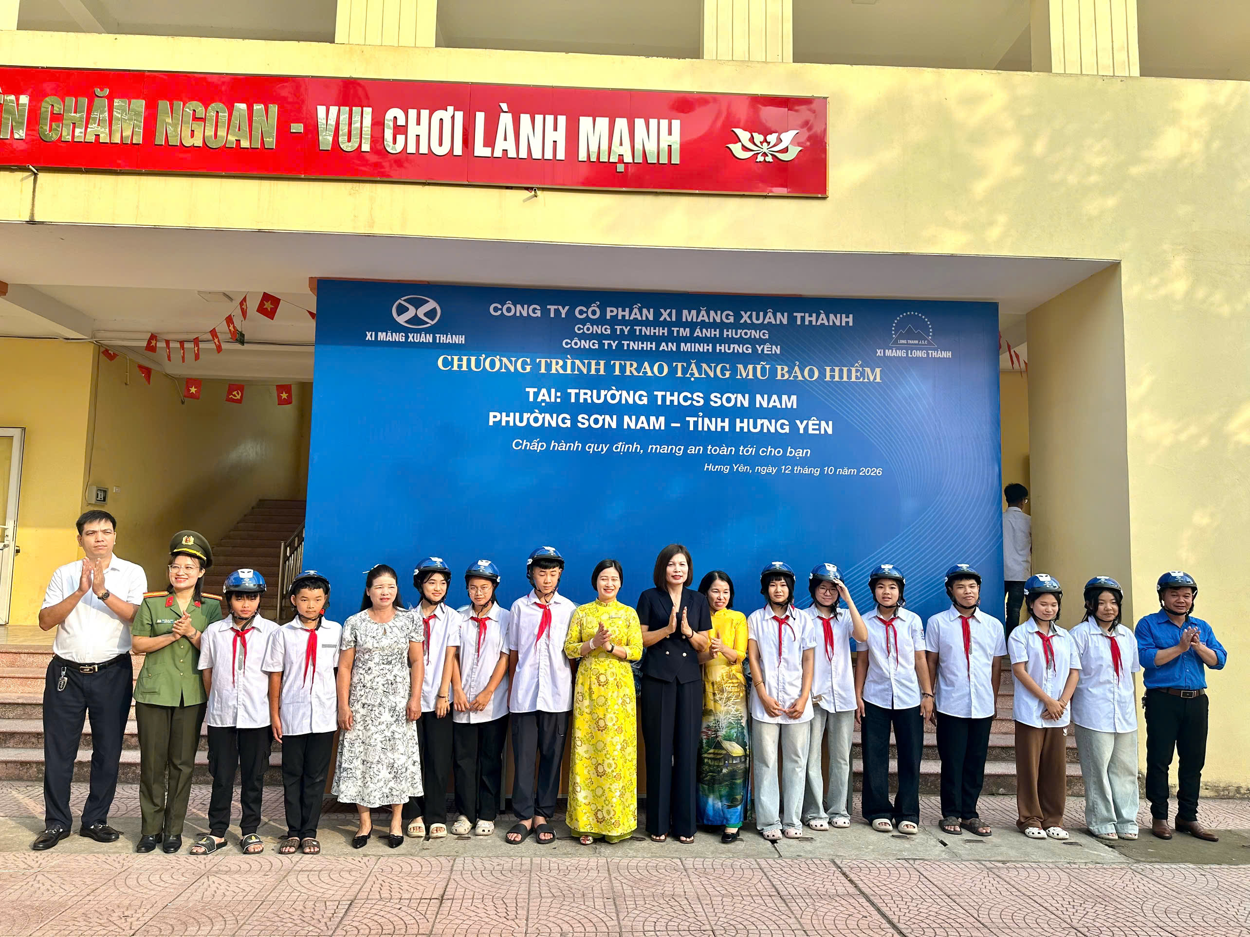 Hội Phụ nữ Công an tỉnh Hưng Yên tuyên truyền pháp luật về an toàn giao thông cho học sinh Trường THCS Sơn Nam