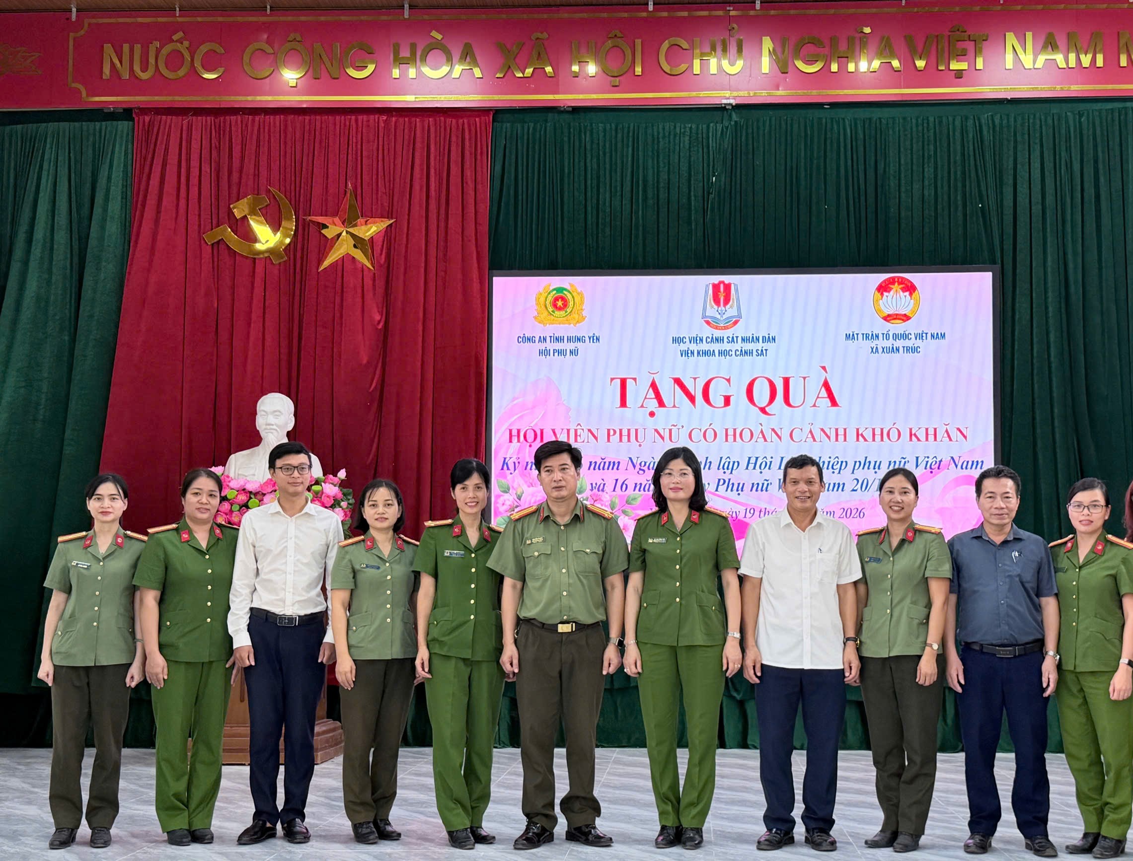 Hội Phụ nữ Công an tỉnh phối hợp tổ chức sinh hoạt chính trị, trao quà cho phụ nữ có hoàn cảnh khó khăn