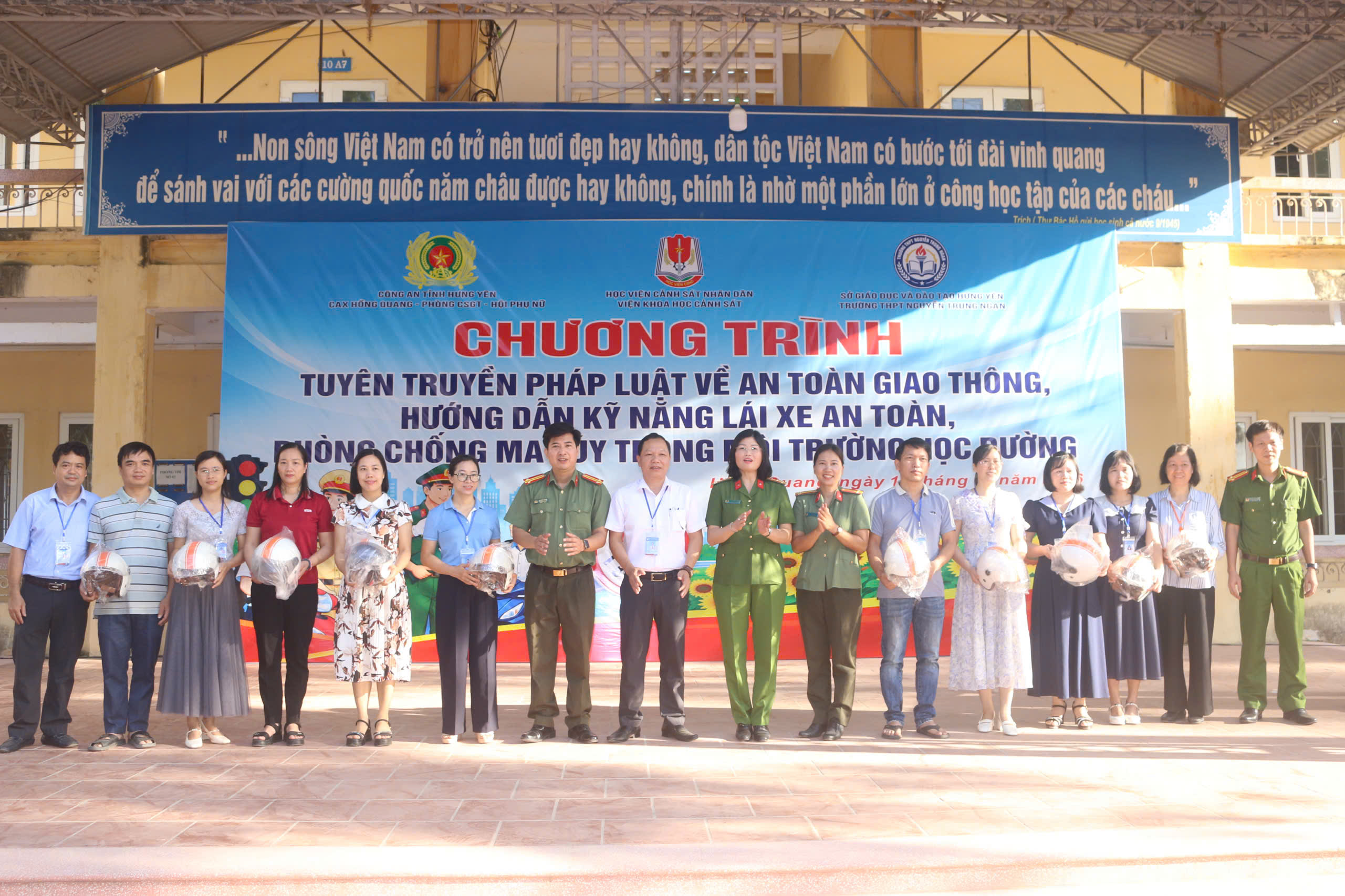 Hội Phụ nữ Công an tỉnh Hưng Yên tổ chức tuyên truyền pháp luật về an toàn giao thông, phòng, chống ma túy tại Trường THPT Nguyễn Trung Ngạn