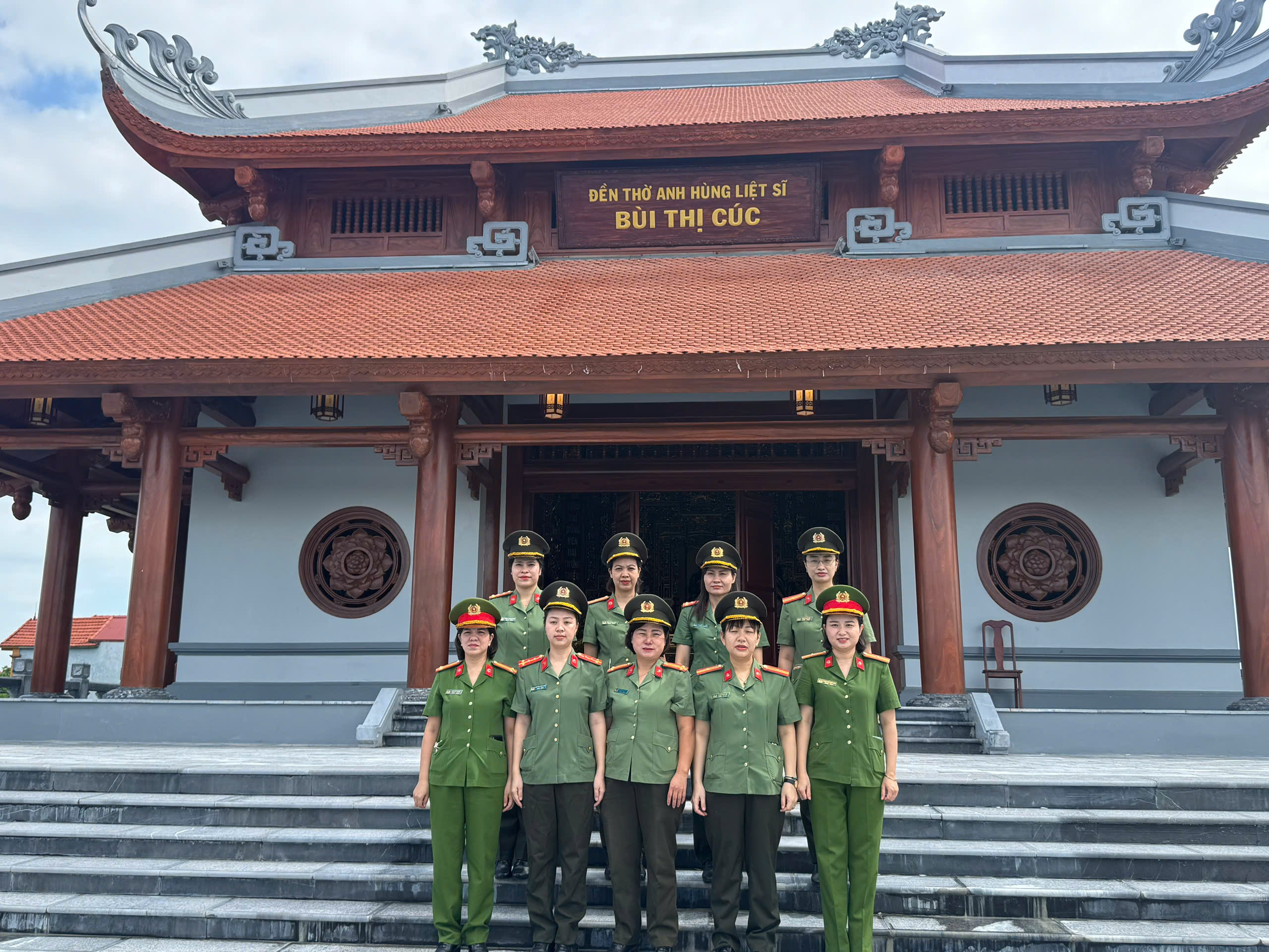 Chi hội Phụ nữ Công an phường Nam Định, tỉnh Ninh Bình dâng hương tưởng niệm Anh hùng liệt sĩ CAND Bùi Thị Cúc
