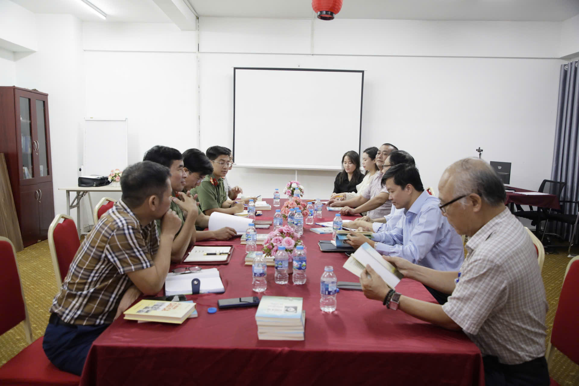 Phòng Công tác chính trị tổ chức cuộc họp thảo luận với các cơ quan chuyên môn, tác giả cuốn sách “Người chiến sĩ Sống anh dũng - Chết vẻ vang”