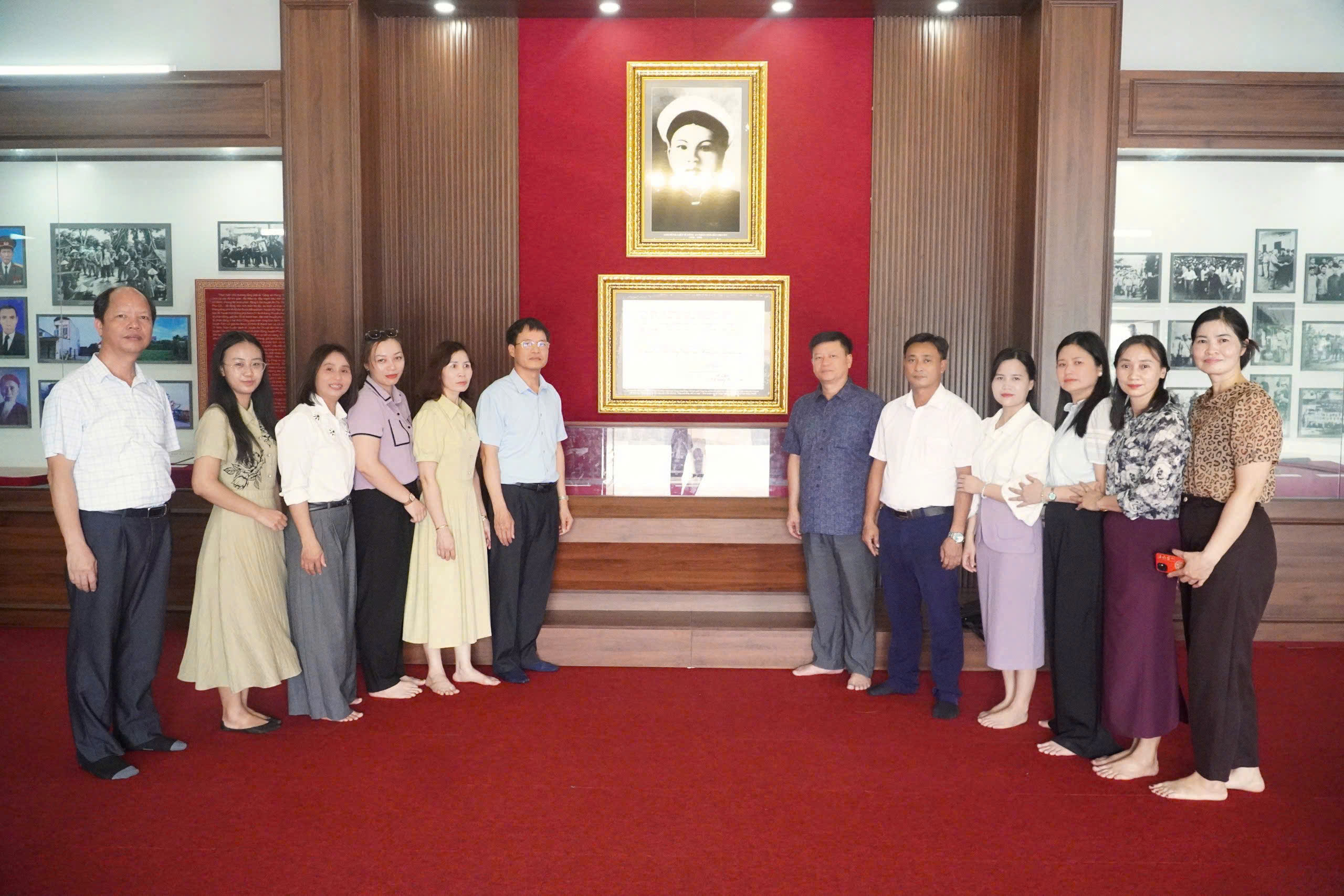 Đoàn công tác Ban Quản lý dự án đầu tư xây dựng số 1 dâng hương tại Khu lưu niệm Anh hùng liệt sĩ CAND Bùi Thị Cúc