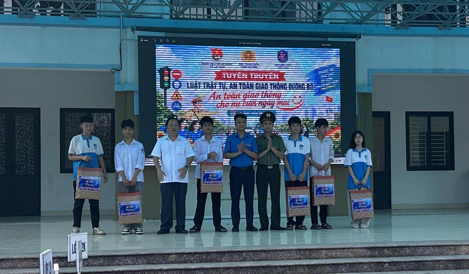 Đoàn Thanh niên Công an tỉnh tuyên truyền pháp luật  tới học sinh Trường THPT Văn Lâm
