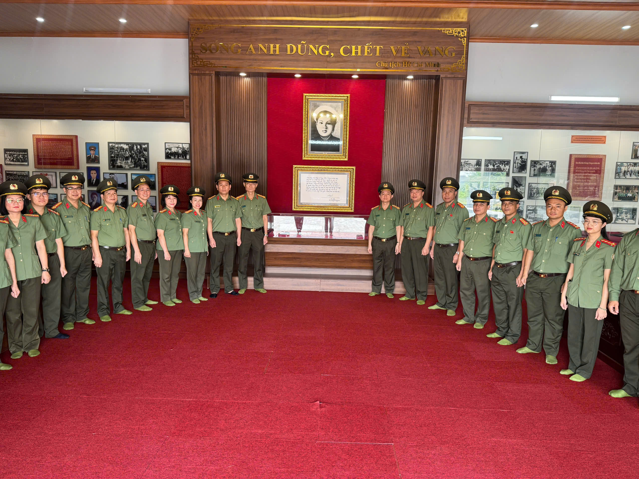 Cụm thi đua cơ sở 187 - Công an tỉnh Thái Nguyên tổ chức sinh hoạt chính trị tại Khu lưu niệm Anh hùng liệt sĩ CAND Bùi Thị Cúc