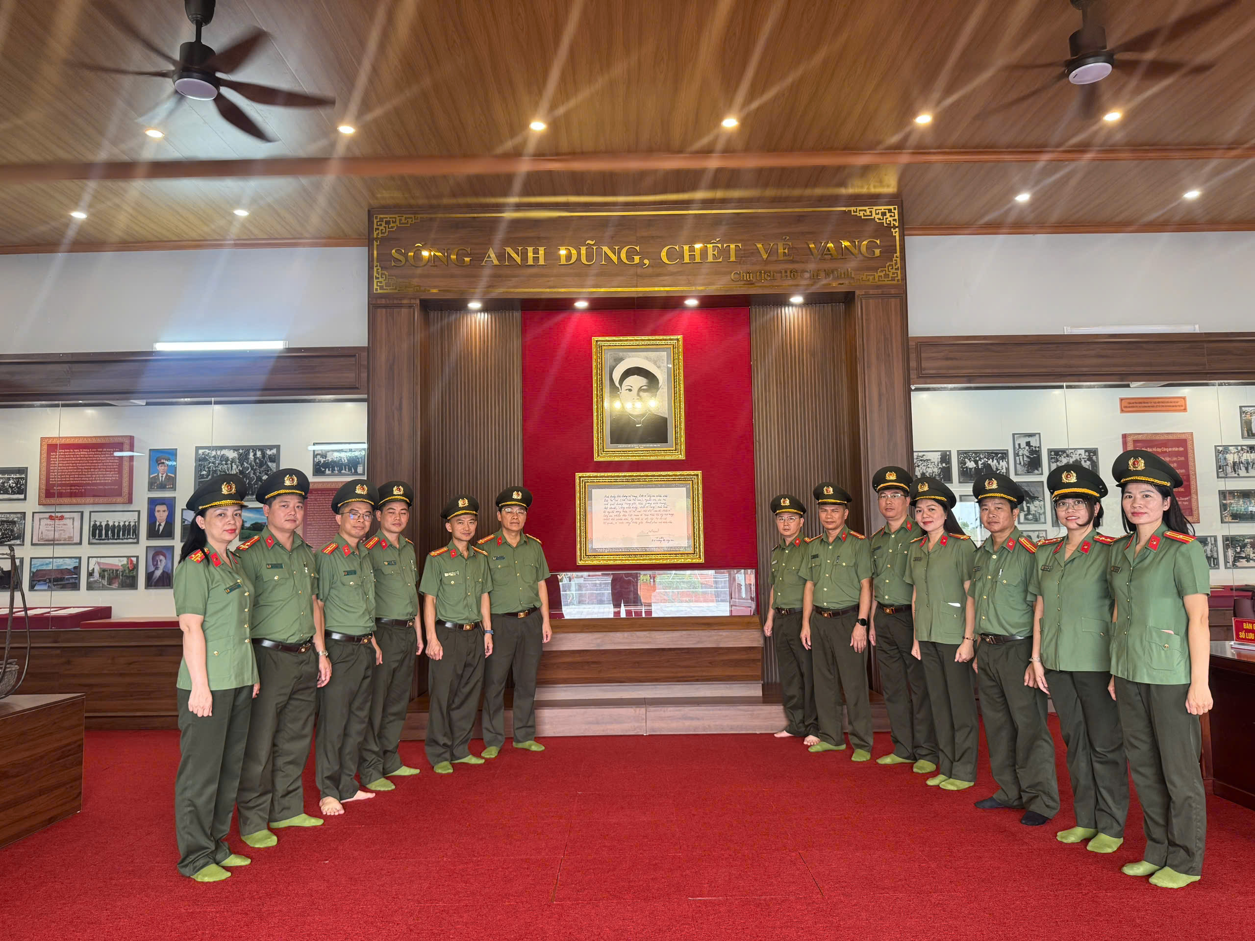 Thanh tra Công an thành phố Bắc Ninh tổ chức sinh hoạt chính trị tại  Khu lưu niệm Anh hùng liệt sĩ CAND Bùi Thị Cúc