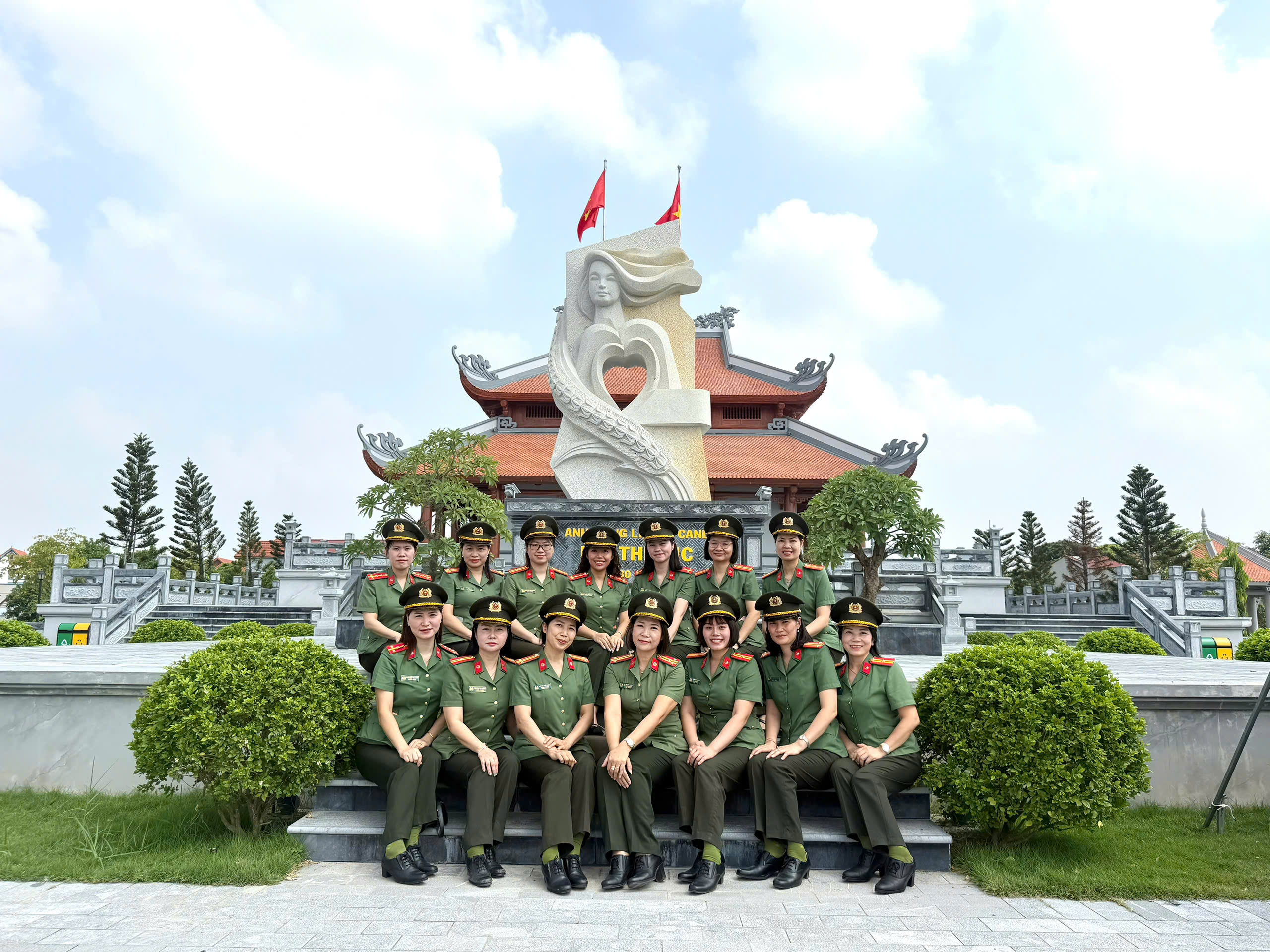 Phòng Hậu cần Công an tỉnh Ninh Bình dâng hương tưởng niệm  Anh hùng liệt sĩ CAND Bùi Thị Cúc