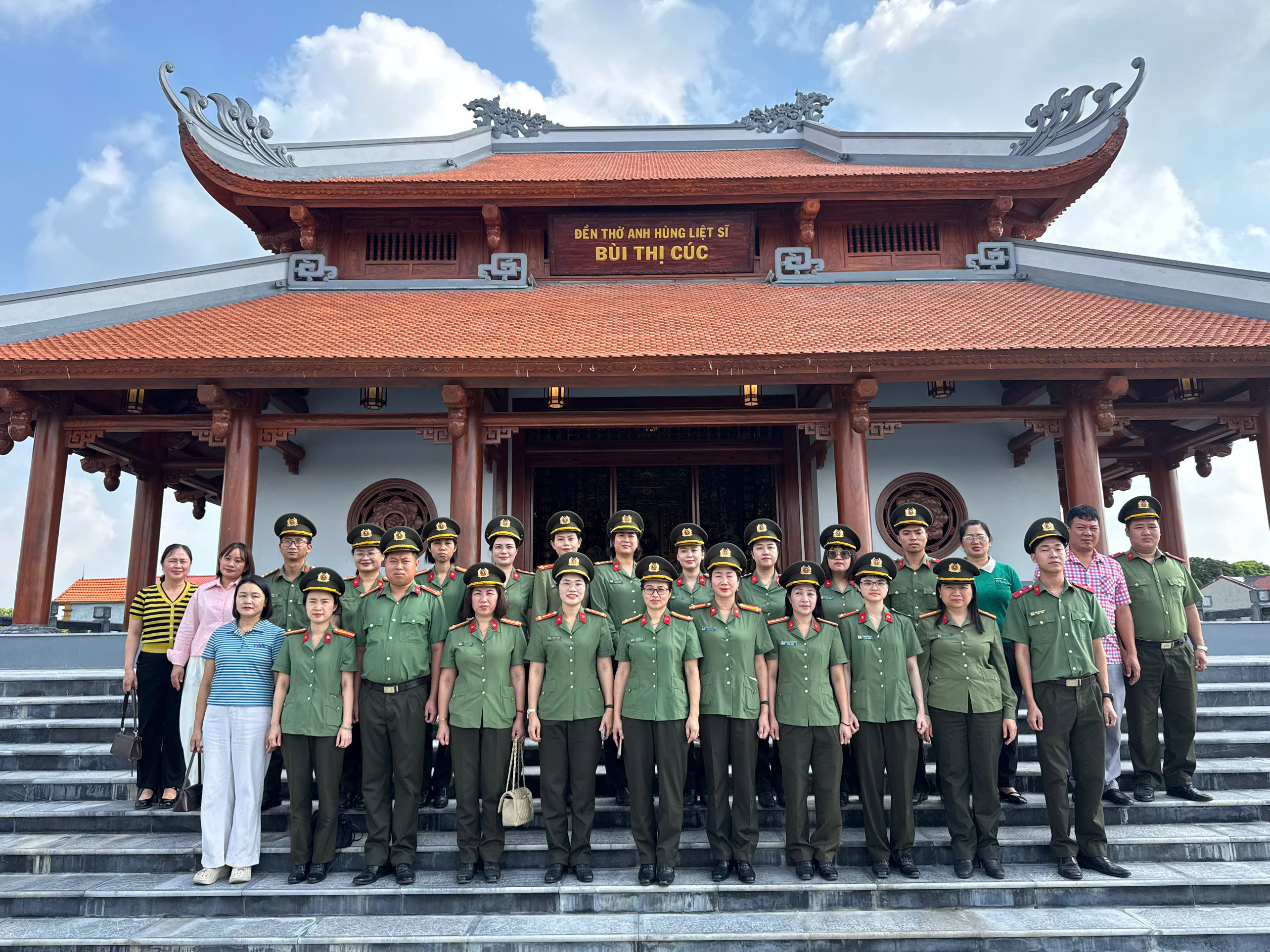Phòng Hậu cần Công an tỉnh Thái Nguyên dâng hương tưởng niệm Anh hùng liệt sĩ CAND Bùi Thị Cúc