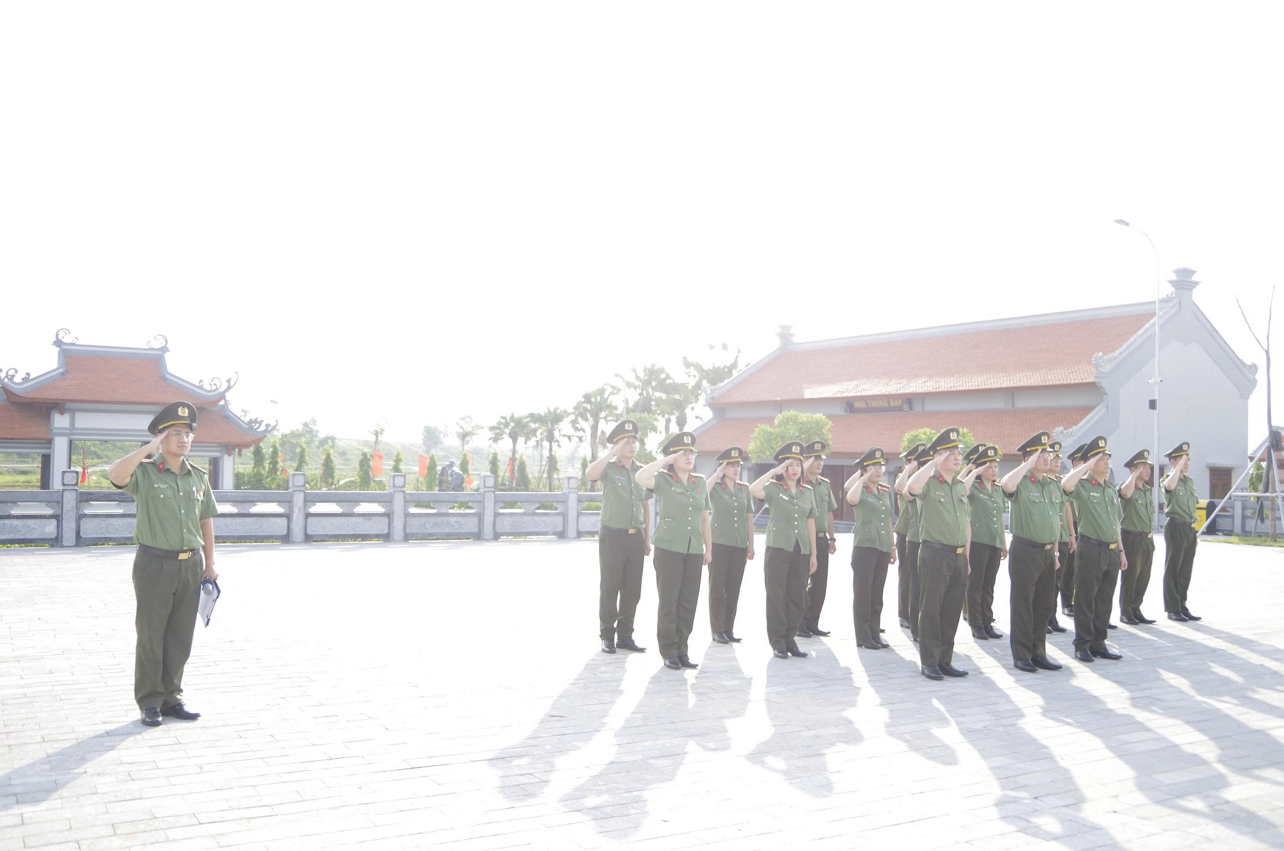 Thanh tra Công an thành phố Hà Nội dâng hương tưởng niệm  Anh hùng liệt sĩ CAND Bùi Thị Cúc