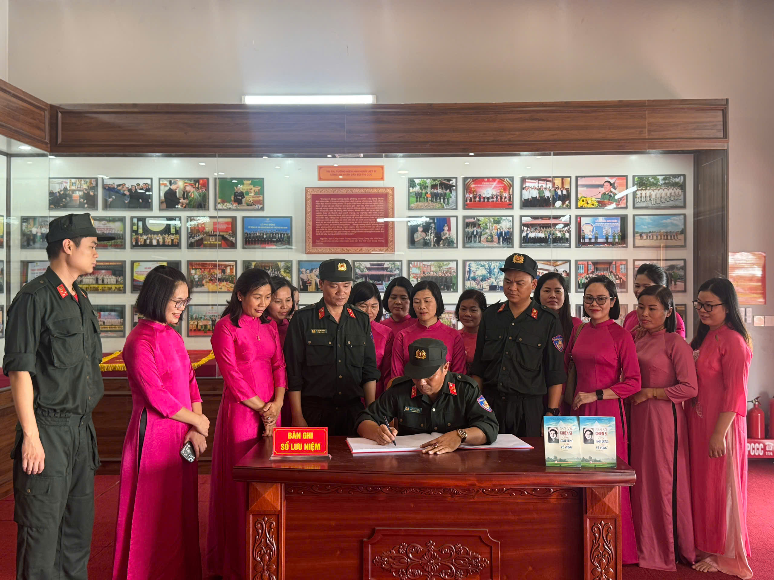 Phòng Cảnh sát cơ động, Công an tỉnh Thái Nguyên dâng hương  tưởng niệm Anh hùng liệt sĩ CAND Bùi Thị Cúc