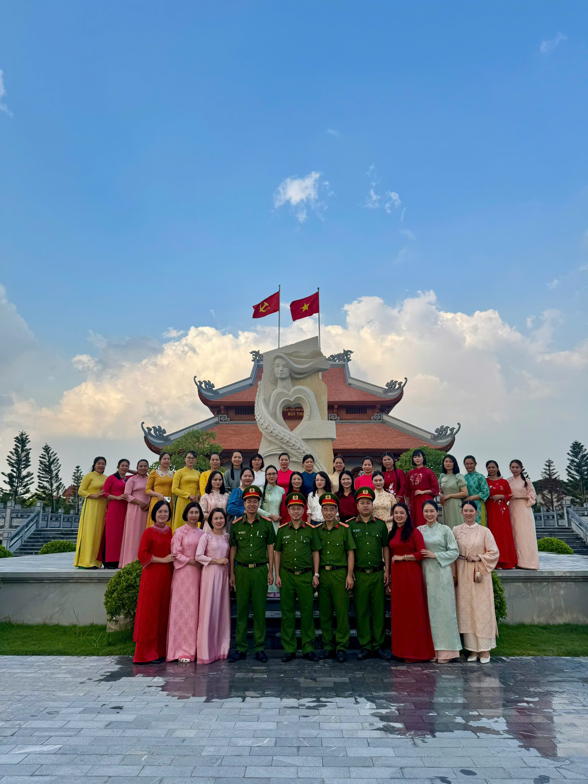 Phòng Cảnh sát PCCC và CNCH Công an tỉnh Ninh Bình  dâng hương tưởng niệm Anh hùng liệt sĩ CAND Bùi Thị Cúc