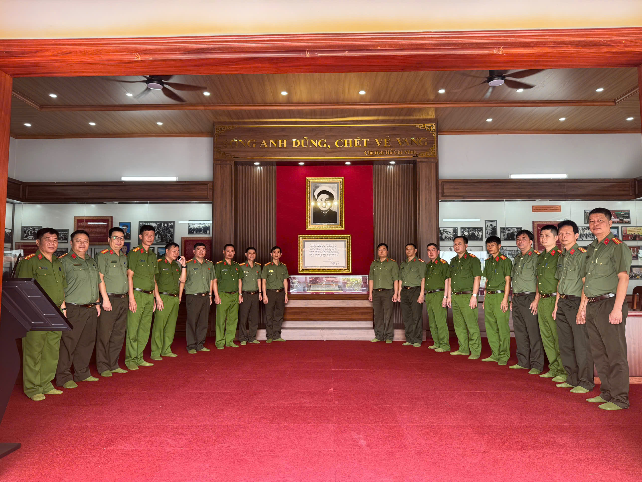 Lớp bồi dưỡng kiến thức nâng cao đối với Phó trưởng Công an xã khóa 30 - Trường Cao đẳng An ninh nhân dân I dâng hương tưởng niệm Anh hùng liệt sĩ CAND Bùi Thị Cúc