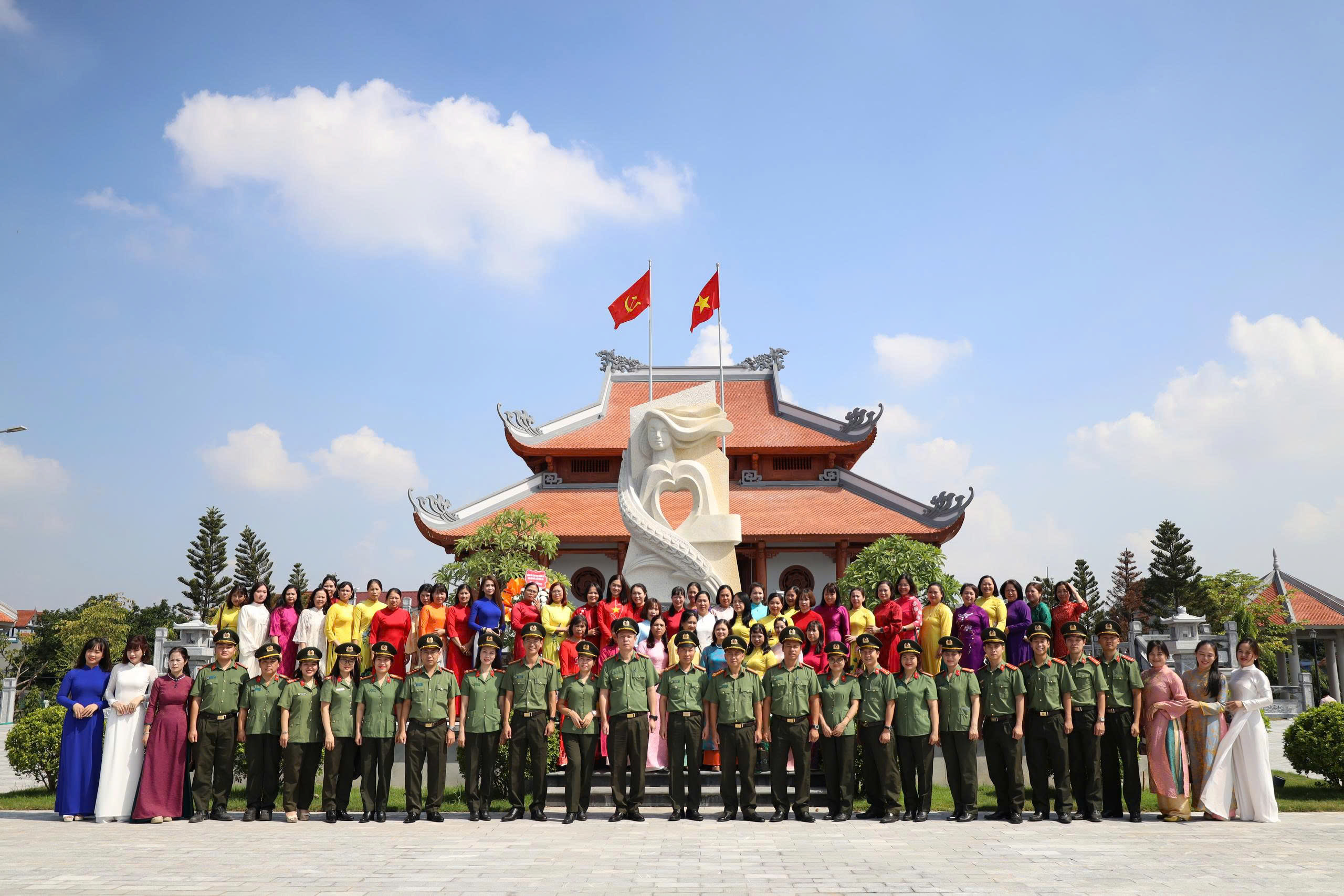 Phòng Quản lý trụ sở cơ quan Bộ, Cục Hậu cần, Bộ Công an  dâng hương tưởng niệm Anh hùng liệt sĩ CAND Bùi Thị Cúc