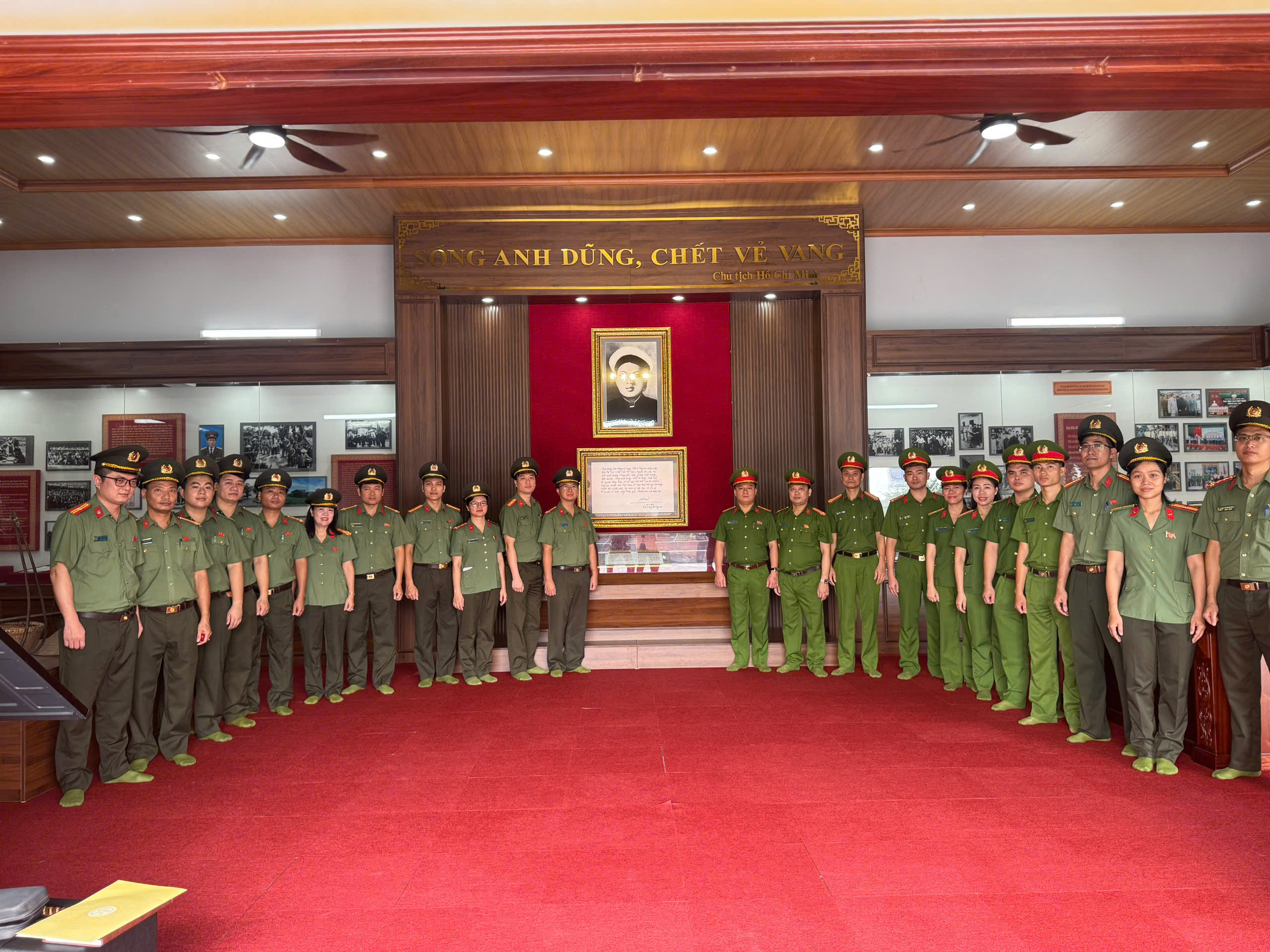 Cụm thi đua số 15 - Công an TP. Hà Nội dâng hương  tưởng niệm Anh hùng liệt sĩ CAND Bùi Thị Cúc