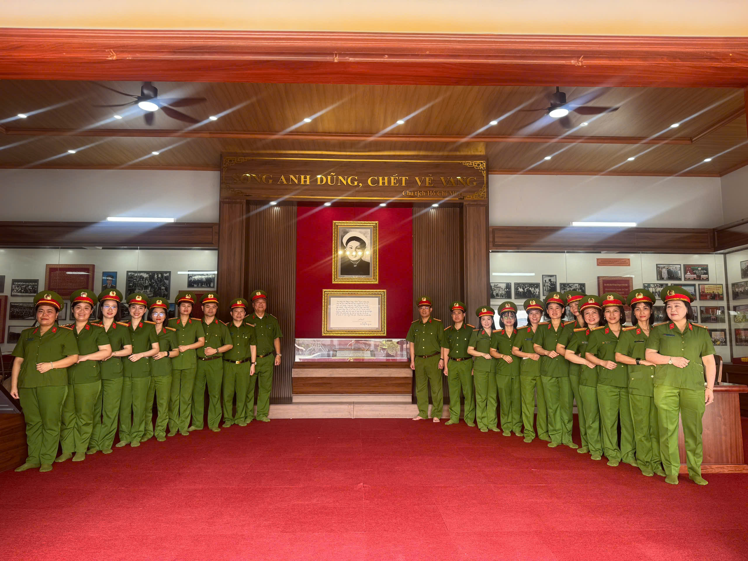 Phòng Cảnh sát thi hành án hình sự và hỗ trợ tư pháp Công an tỉnh Ninh Bình dâng hương tại Khu lưu niệm Anh hùng liệt sĩ CAND Bùi Thị Cúc