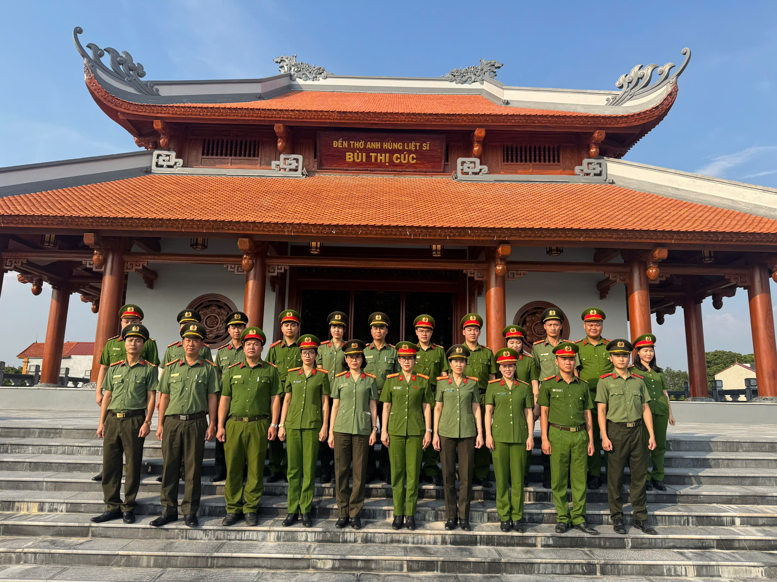 Phòng Thanh tra Công an tỉnh Ninh Bình và Công an phường Đồng Văn dâng hương tại Khu lưu niệm Anh hùng liệt sĩ CAND Bùi Thị Cúc