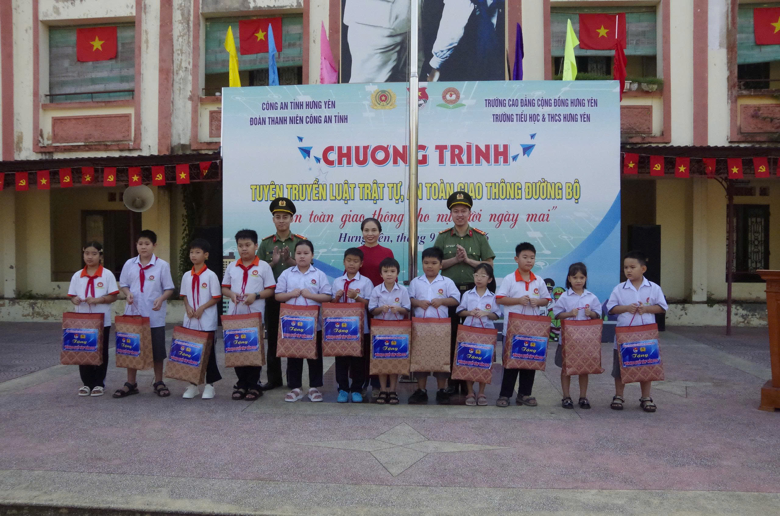 Đoàn Thanh niên Công an tỉnh tuyên truyền pháp luật về trật tự, an toàn giao thông cho học sinh Trường Tiểu học và THCS Hưng Yên