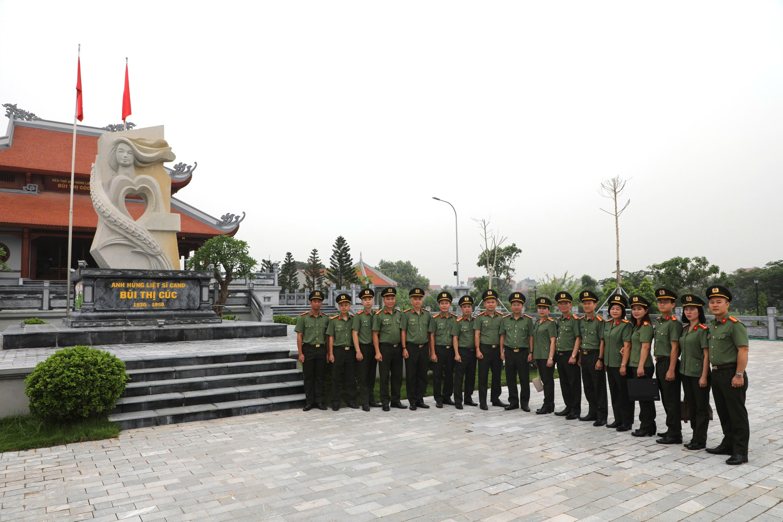 Đoàn đại biểu Cục Công nghệ thông tin - Bộ Công an tổ chức sinh hoạt chính trị tại khu lưu niệm Anh hùng liệt sĩ CAND Bùi Thị Cúc