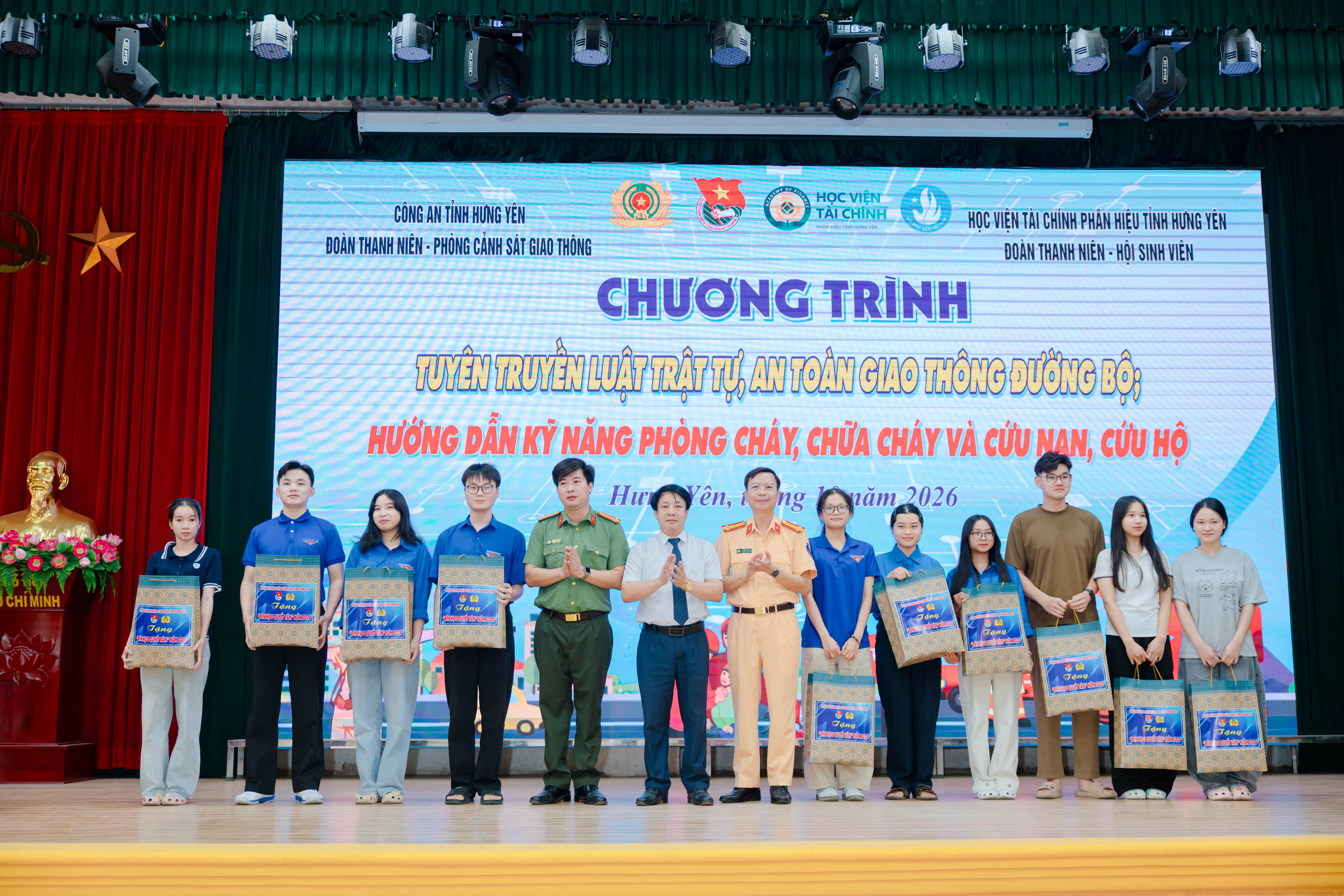 Trang bị kiến thức pháp luật, kỹ năng an toàn giao thông và phòng cháy, chữa cháy cho gần 4.000 sinh viên Học viện Tài chính