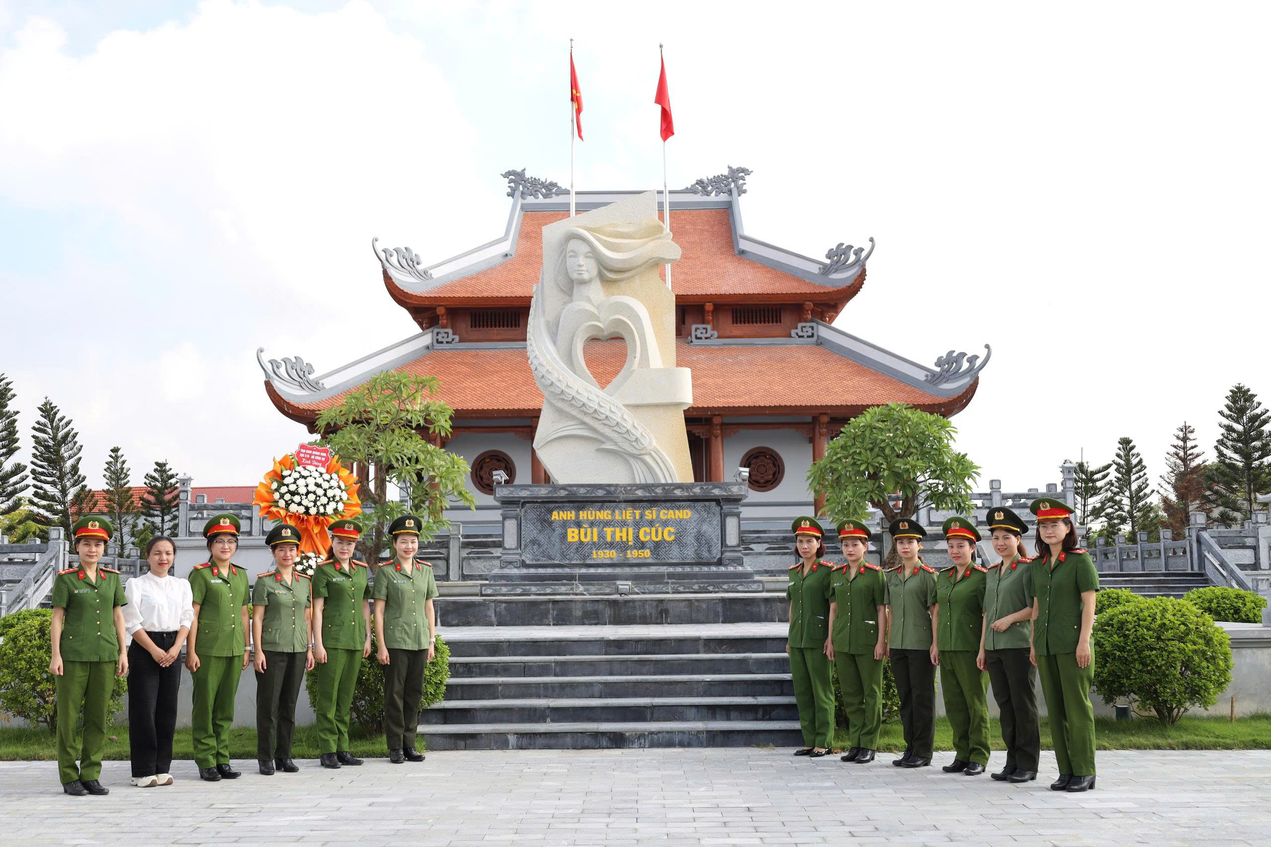 Công an phường Trường Thi dâng hương tưởng niệm  Anh hùng liệt sĩ CAND Bùi Thị Cúc