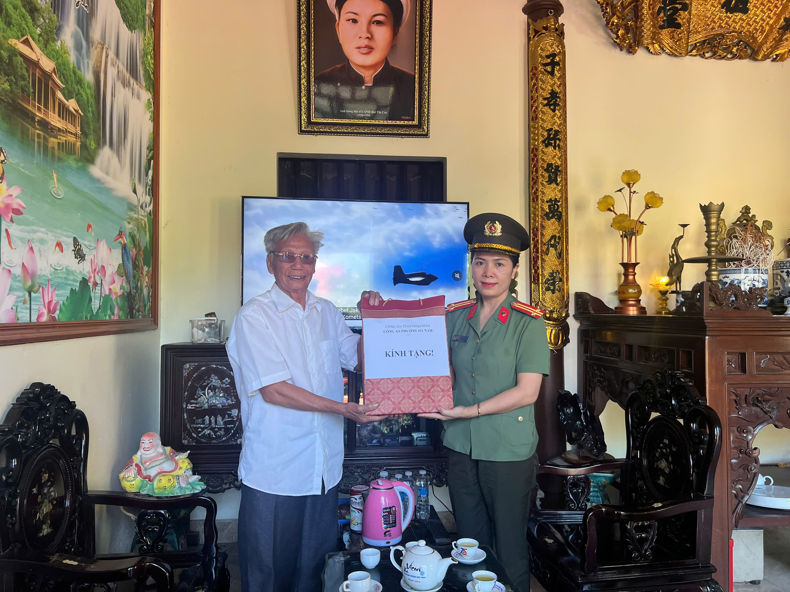 Công an phường Hà Nam, tỉnh Ninh Bình dâng hương tưởng niệm  Anh hùng liệt sĩ CAND Bùi Thị Cúc