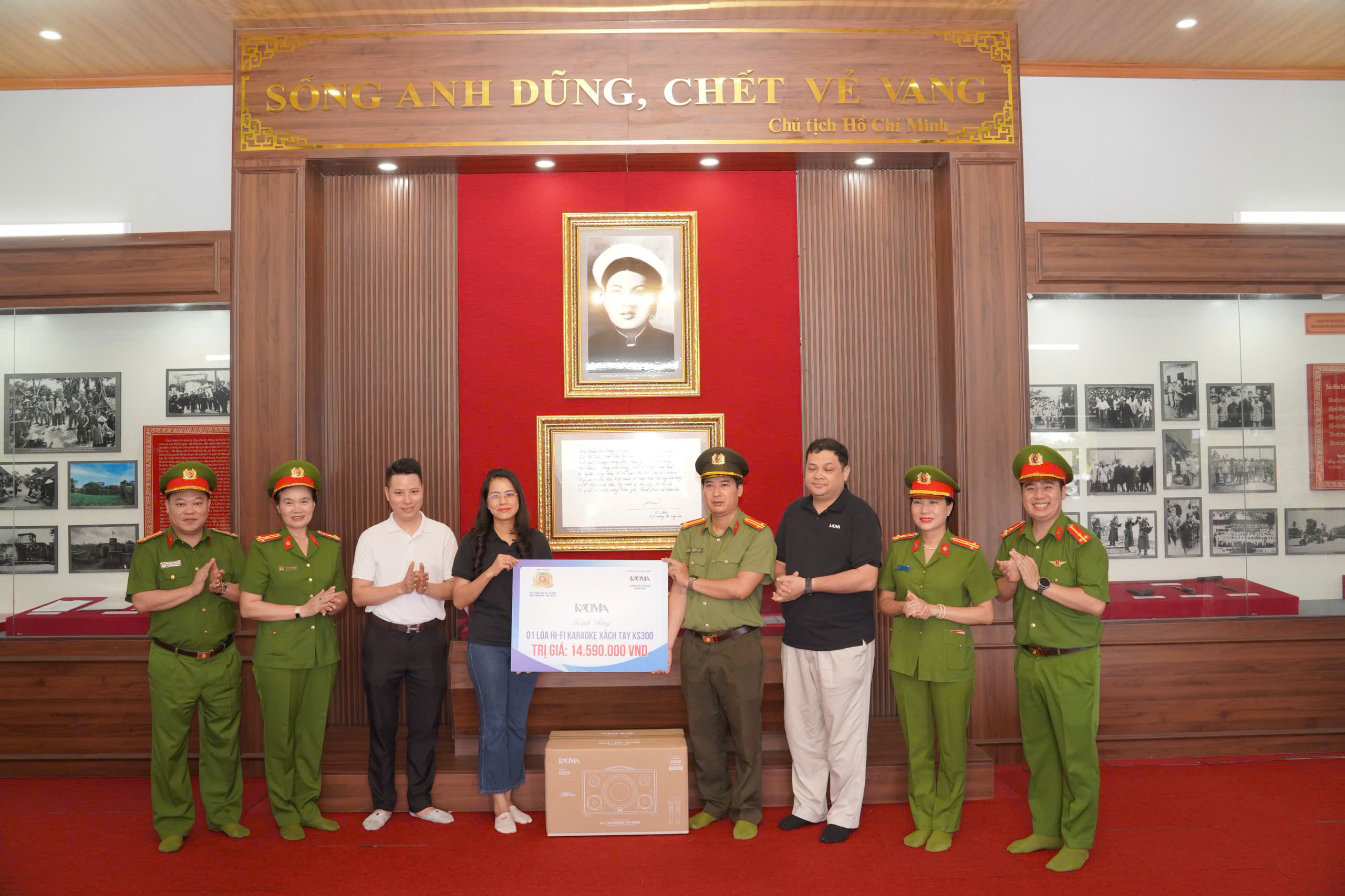 Bộ Tư lệnh Cảnh sát cơ động dâng hoa, dâng hương tưởng niệm  Anh hùng liệt sĩ CAND Bùi Thị Cúc