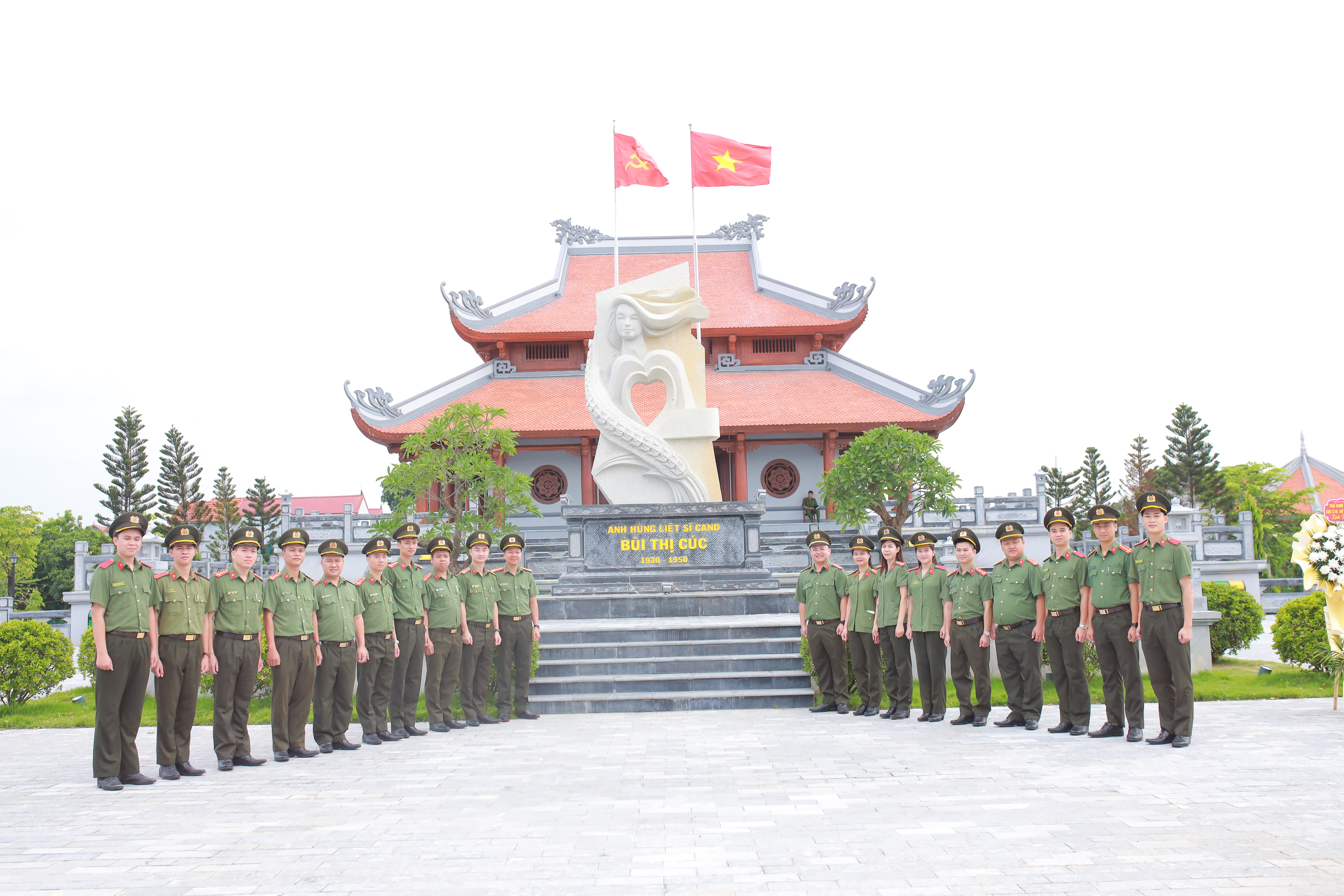 Phòng An ninh điều tra Công an tỉnh Ninh Bình dâng hương tưởng niệm Anh hùng liệt sĩ CAND Bùi Thị Cúc
