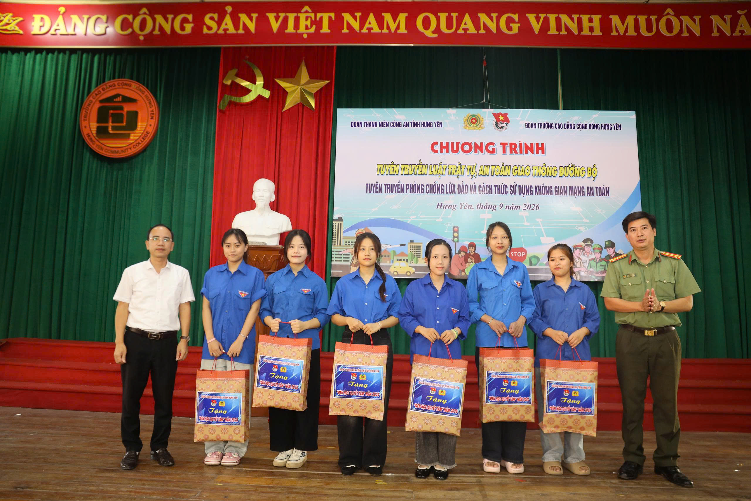 Đoàn Thanh niên Công an tỉnh tuyên truyền pháp luật, trang bị kỹ năng cho sinh viên Trường Cao đẳng Cộng đồng Hưng Yên